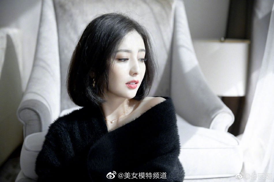佟丽娅短发造型拍写真温婉清冷穿黑色居家服露香肩锁骨