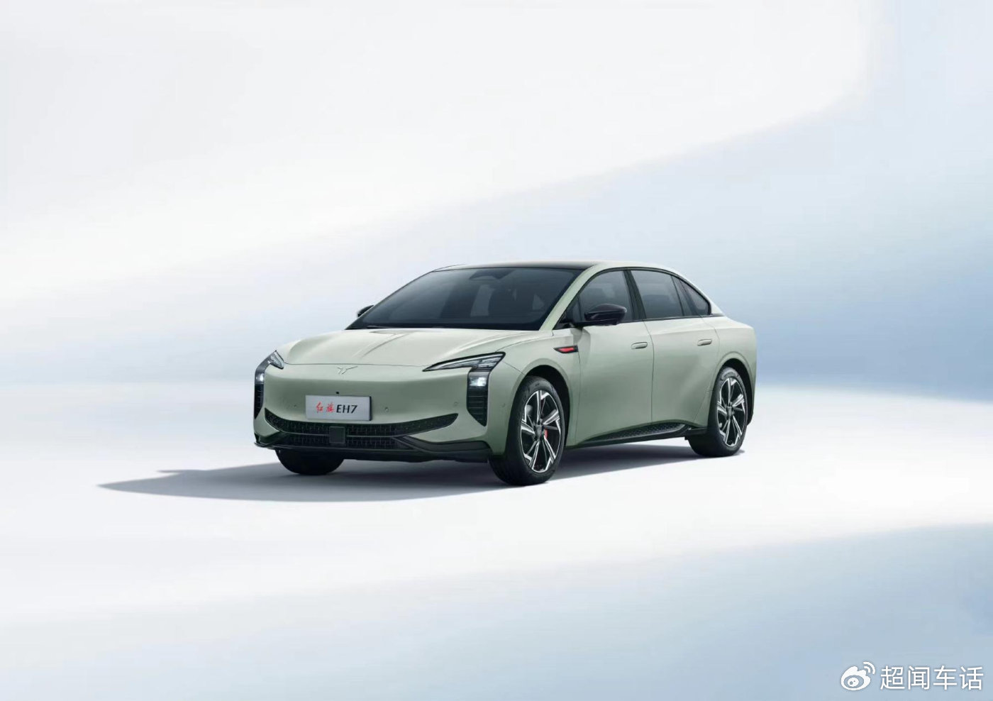 外观方面,红旗eh7相比之前燃油版采用了红旗新能源汽车全新设计语言