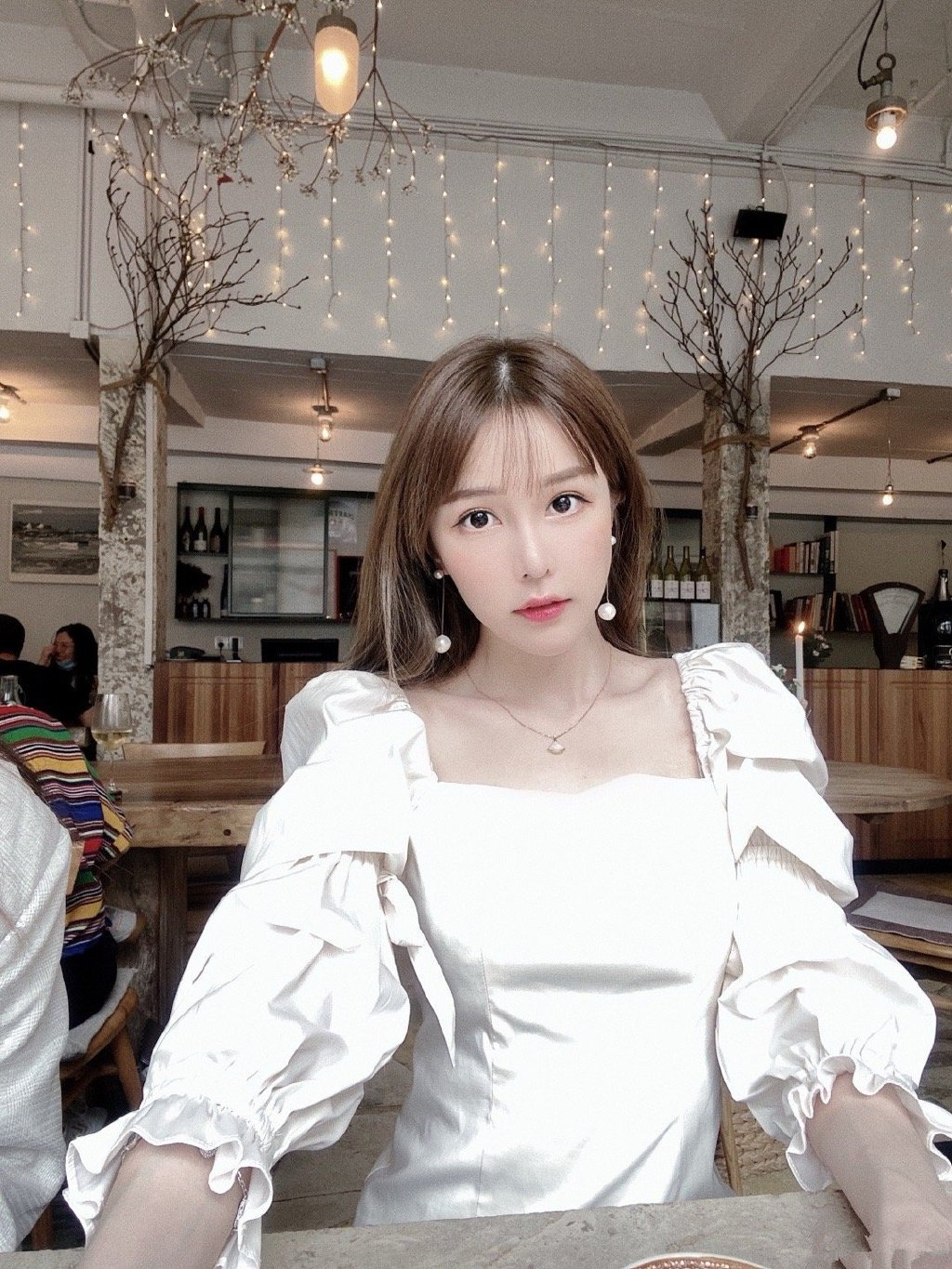 虎牙新一姐出山!身穿白色抹胸短袖,彰显完美身材,粉丝:都看到了