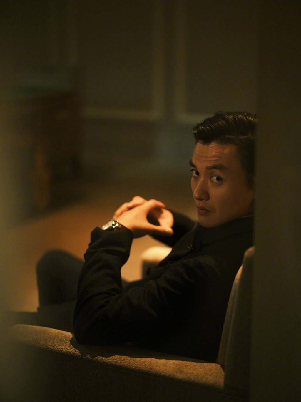 周一围first青年电影展,梳起背头,西装革履,胸针点缀