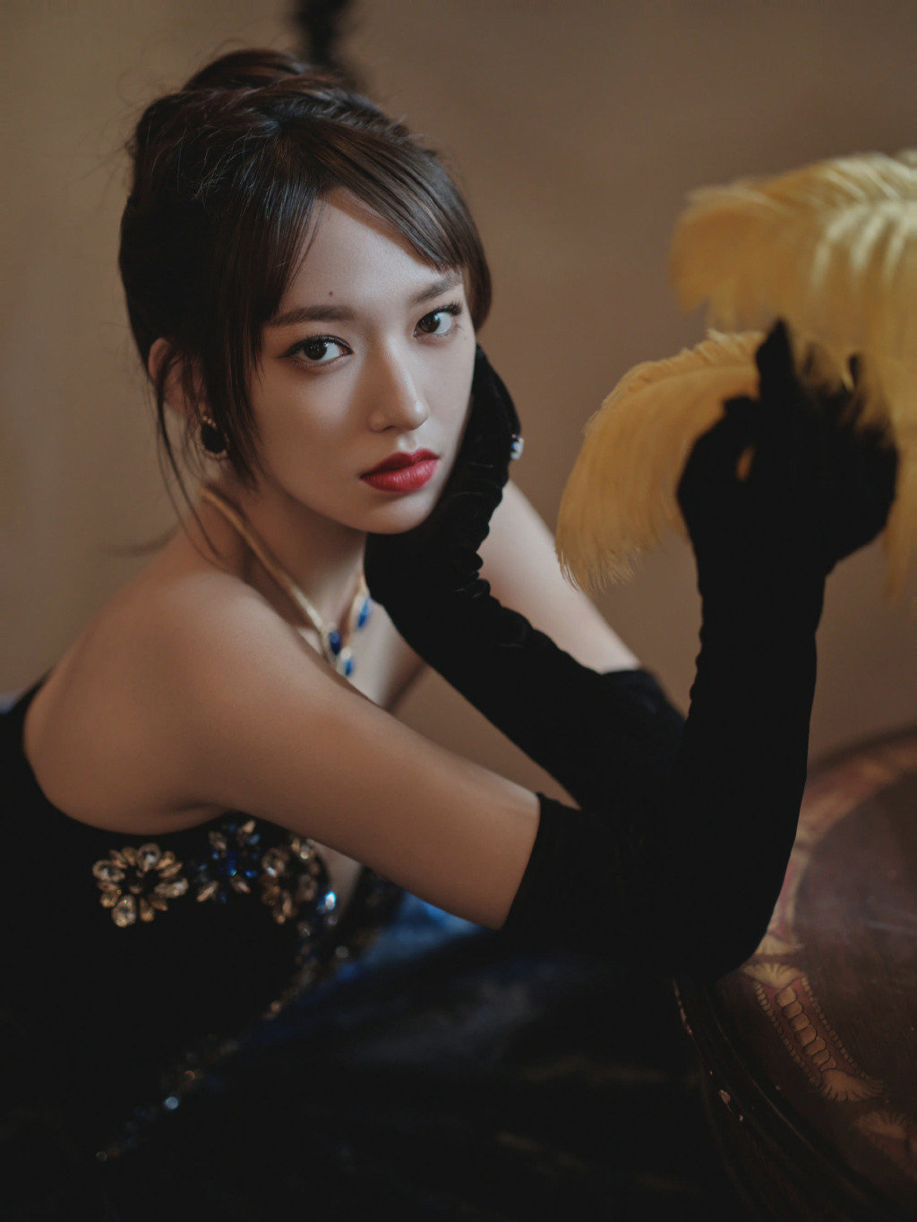 程潇一袭深v抹胸钉珠长裙宝石装饰点缀幽蓝花朵印花