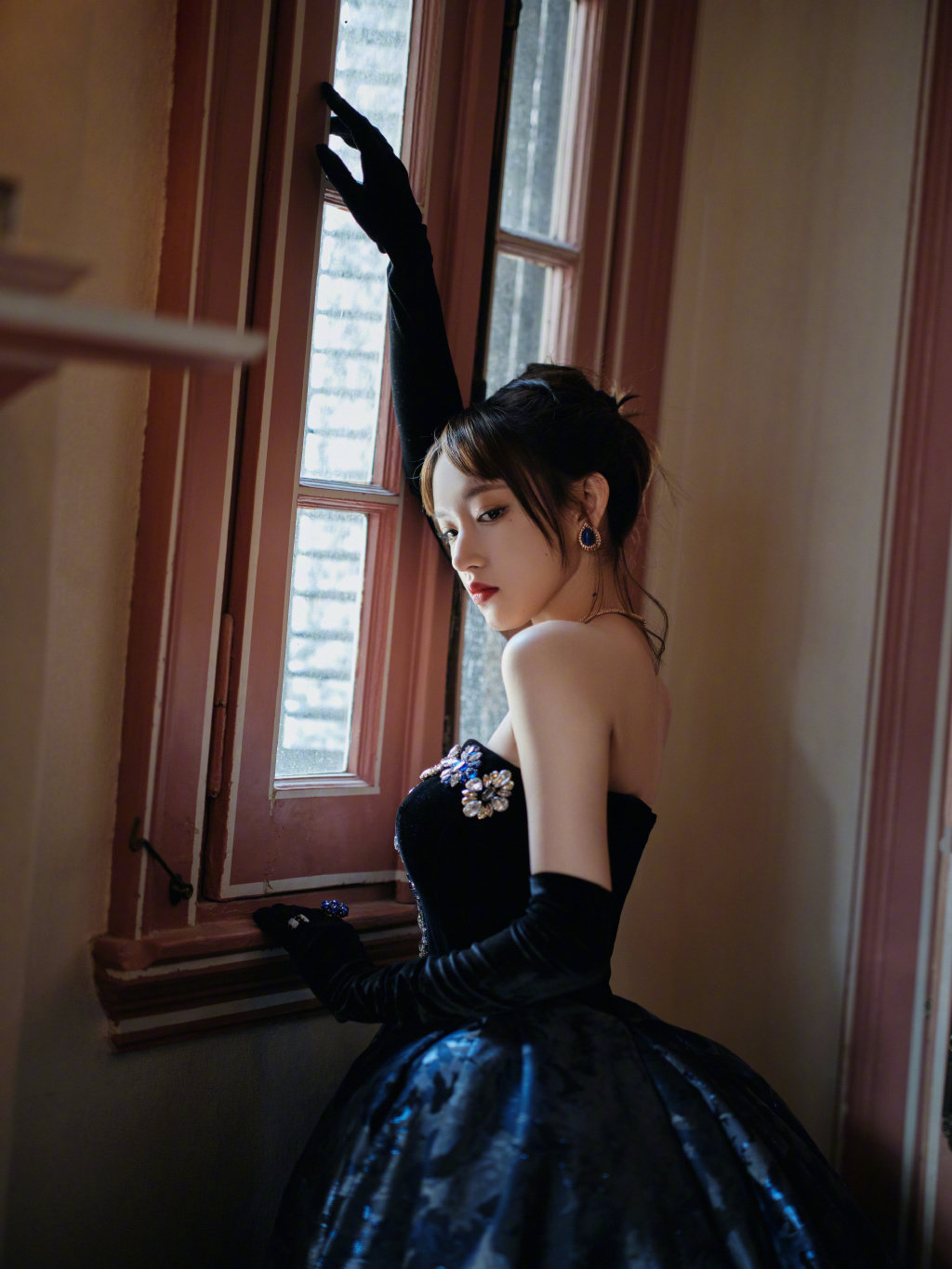 程潇一袭深v抹胸钉珠长裙宝石装饰点缀幽蓝花朵印花