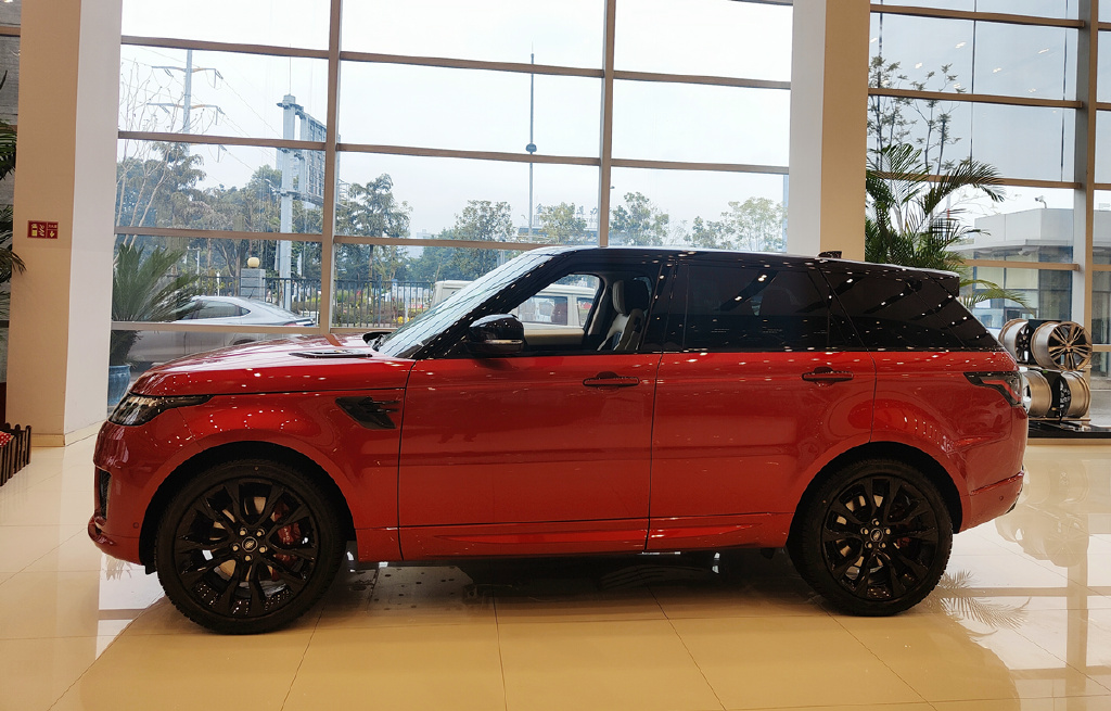 原厂红黑双色涂装,路虎揽运虎年特别版实拍,多花6万值不值?-新浪汽车