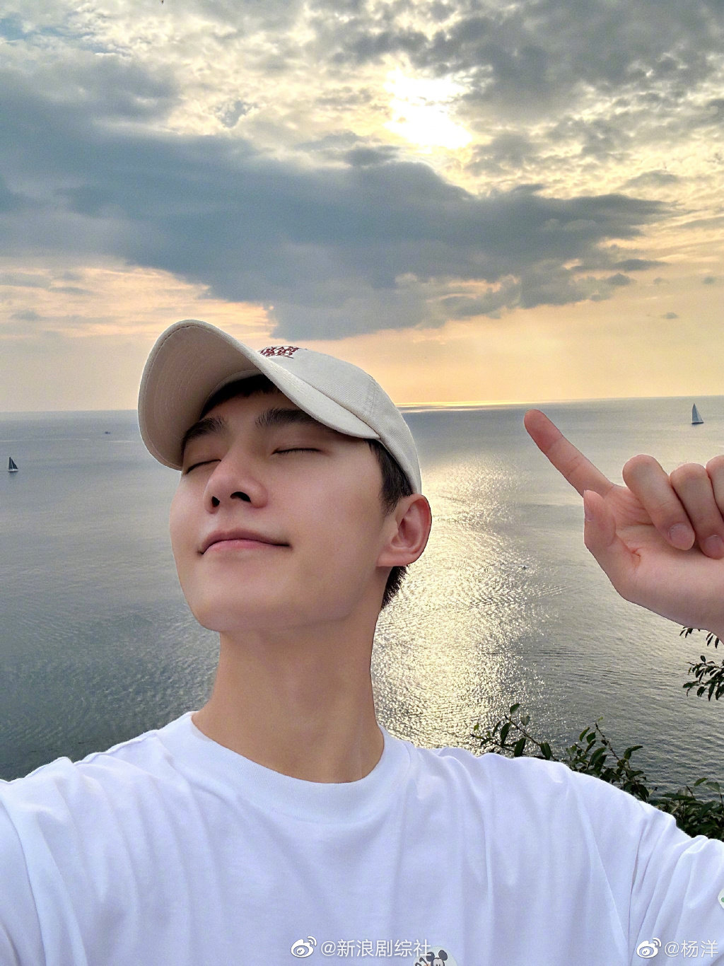 杨洋元宵节晒海边自拍,汤圆节快乐啊……__财经头条