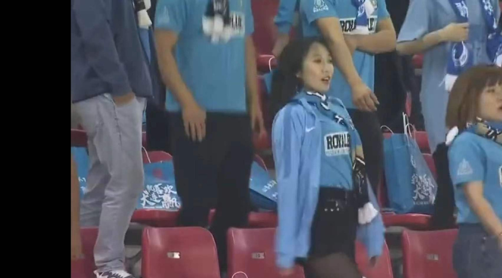 你喜欢哪一个?球迷点赞“导播”,与美女球迷有关,人数真不少休闲区蓝鸢梦想 - Www.slyday.coM 你喜欢哪一个?球迷点赞“导播”,与美女球迷有关,人数真不少休闲区蓝鸢梦想 - Www.slyday.coM