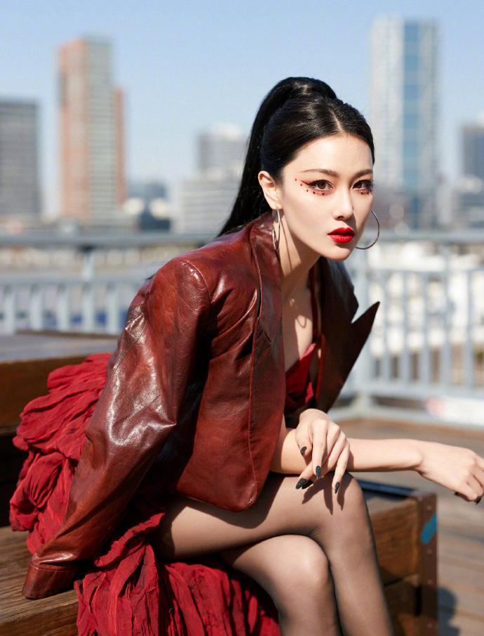 张馨予在不同背景拍下自己的美态,无论是侧面还是正面,她都凭借自身