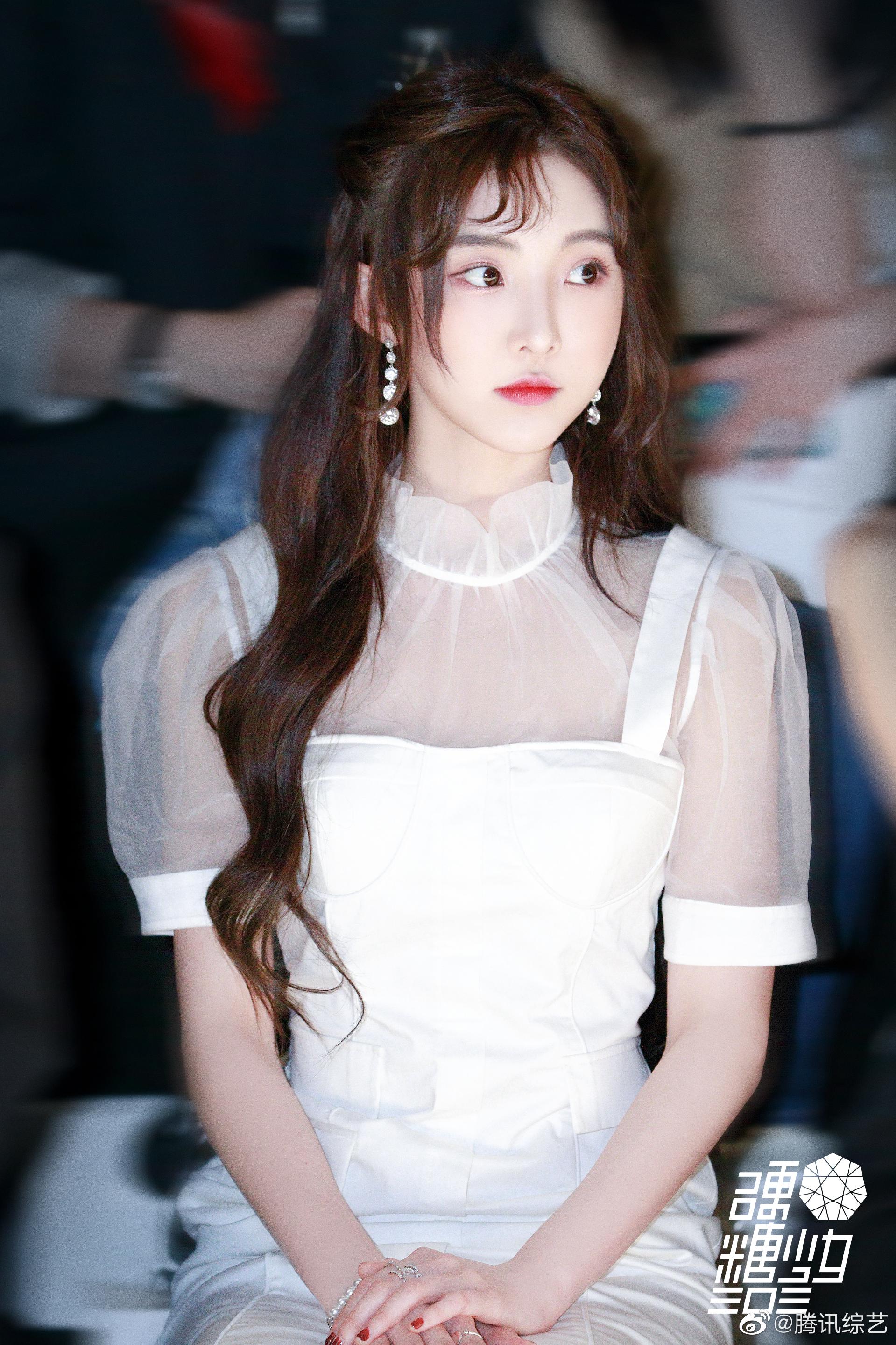 上海时装周造型彰显少女温柔气质