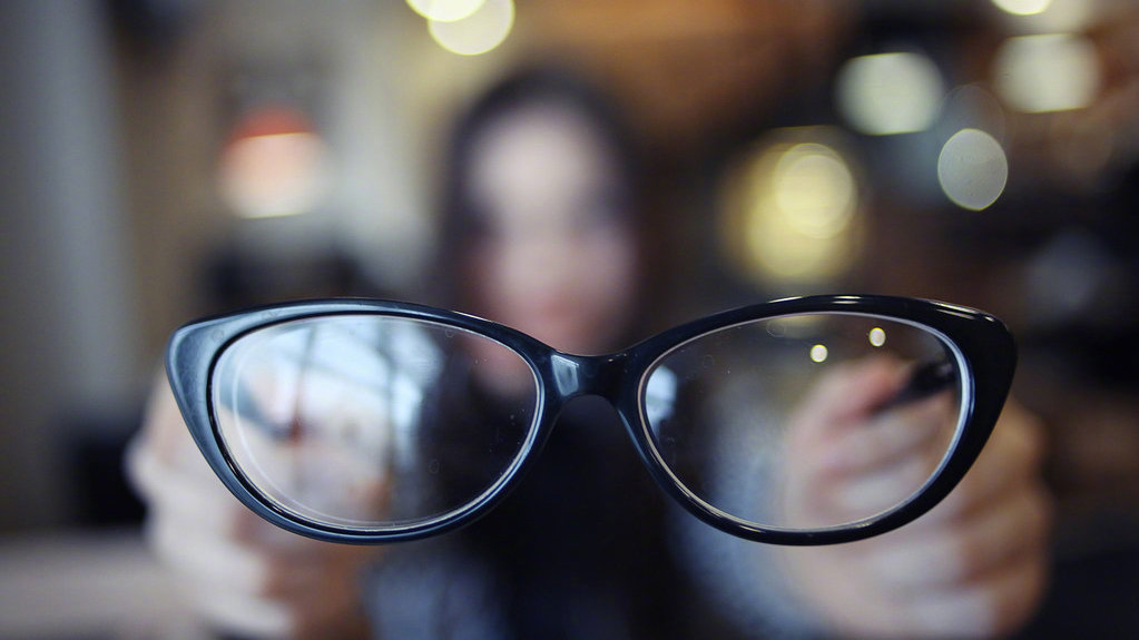 我两眼原本就近视,左眼350度,右眼380度,那段时间因为要处理各种文件