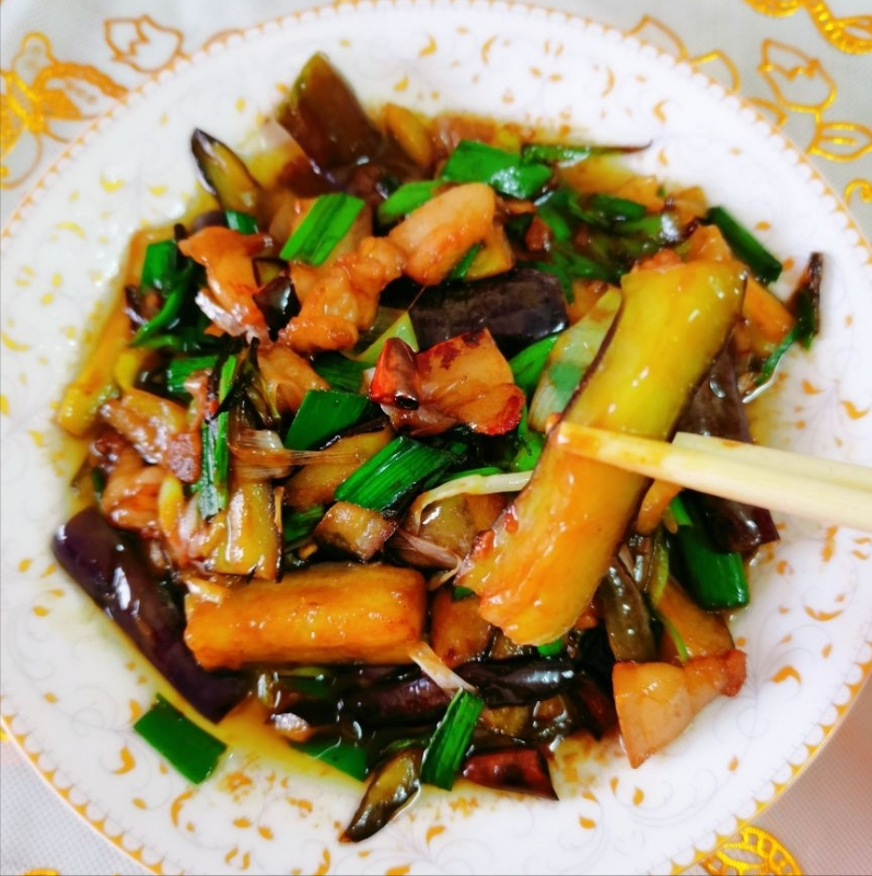 吃够了红烧和蒜香味的今天做道油淋茄子