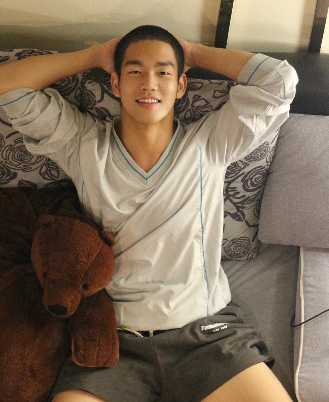 单眼皮寸头帅哥九连拍