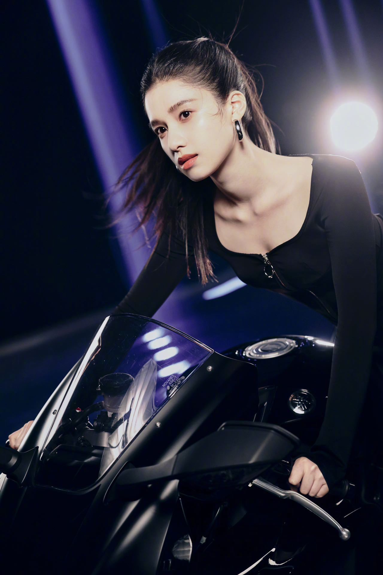 最新释出的夜间大片中张婧仪身穿皮裤高跟鞋