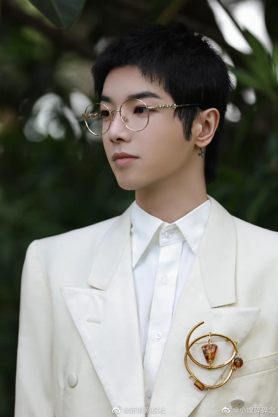 华晨宇白西装海岛大片来啦白衬衫眼镜好儒雅的花花