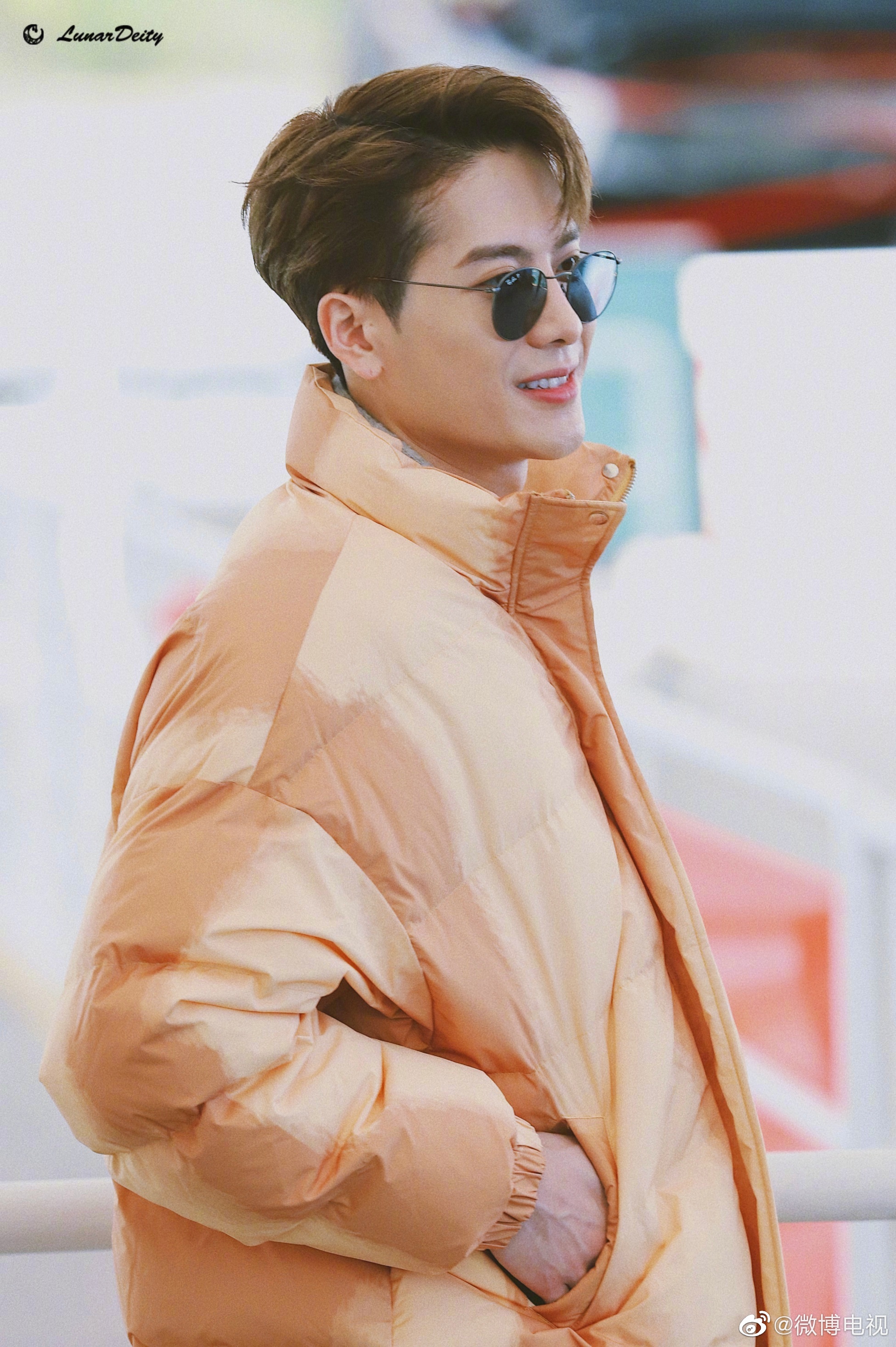 今日 中@王嘉尔 一身橙色羽绒服搭配灰色围巾亮相