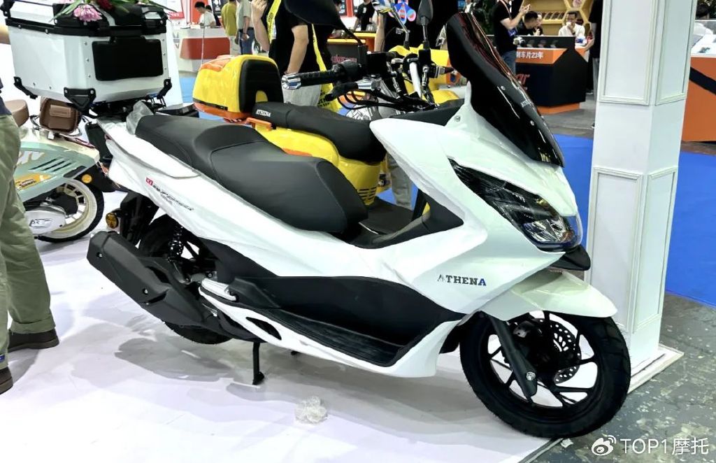 神似本田pcx的雅典娜新车型战神也在此次车展同步上市,熟悉的外观没