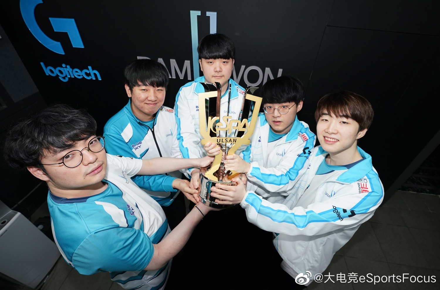 dwg拿下kespa杯冠军后的大合照 新赛季加油 cr:korizon