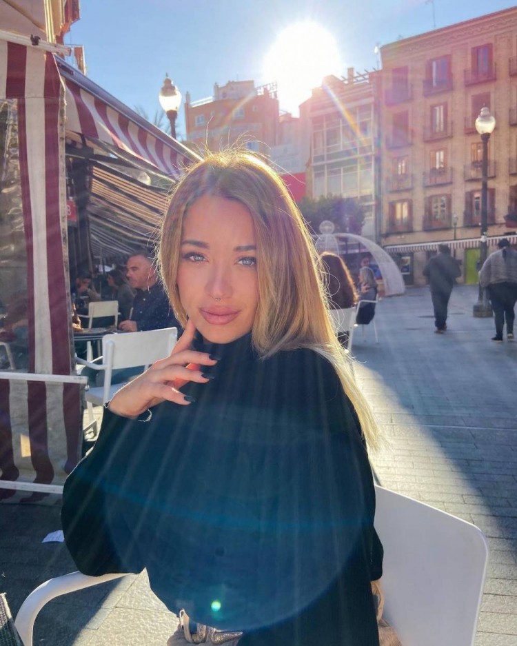 库尔图瓦再挖墙脚,新任女友是西班牙新晋网红梅卡