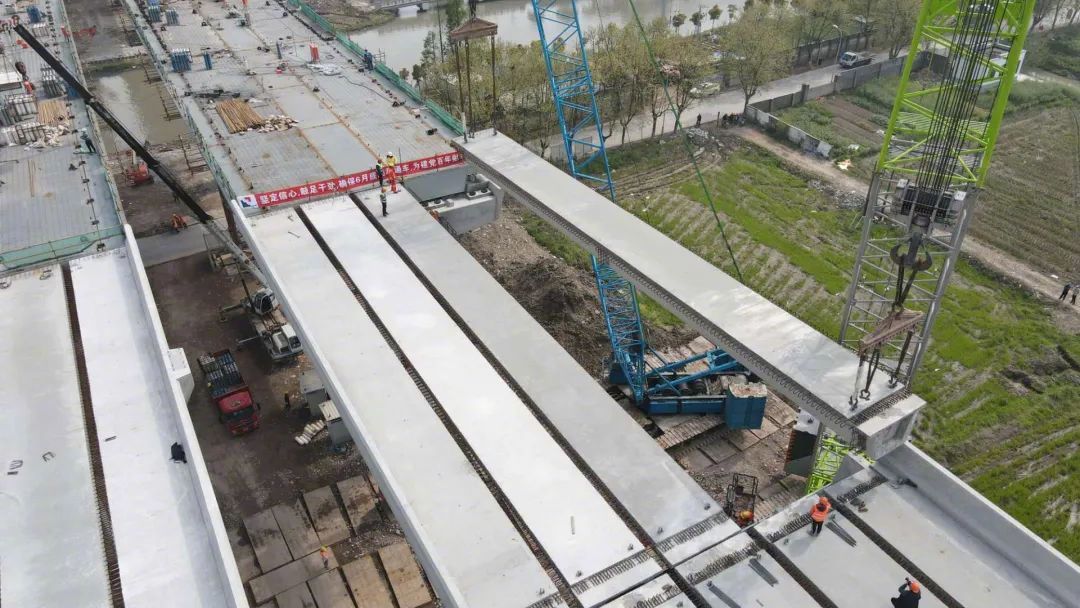 s7公路新建工程有新进展,这个标段项目主体结构顺利贯通