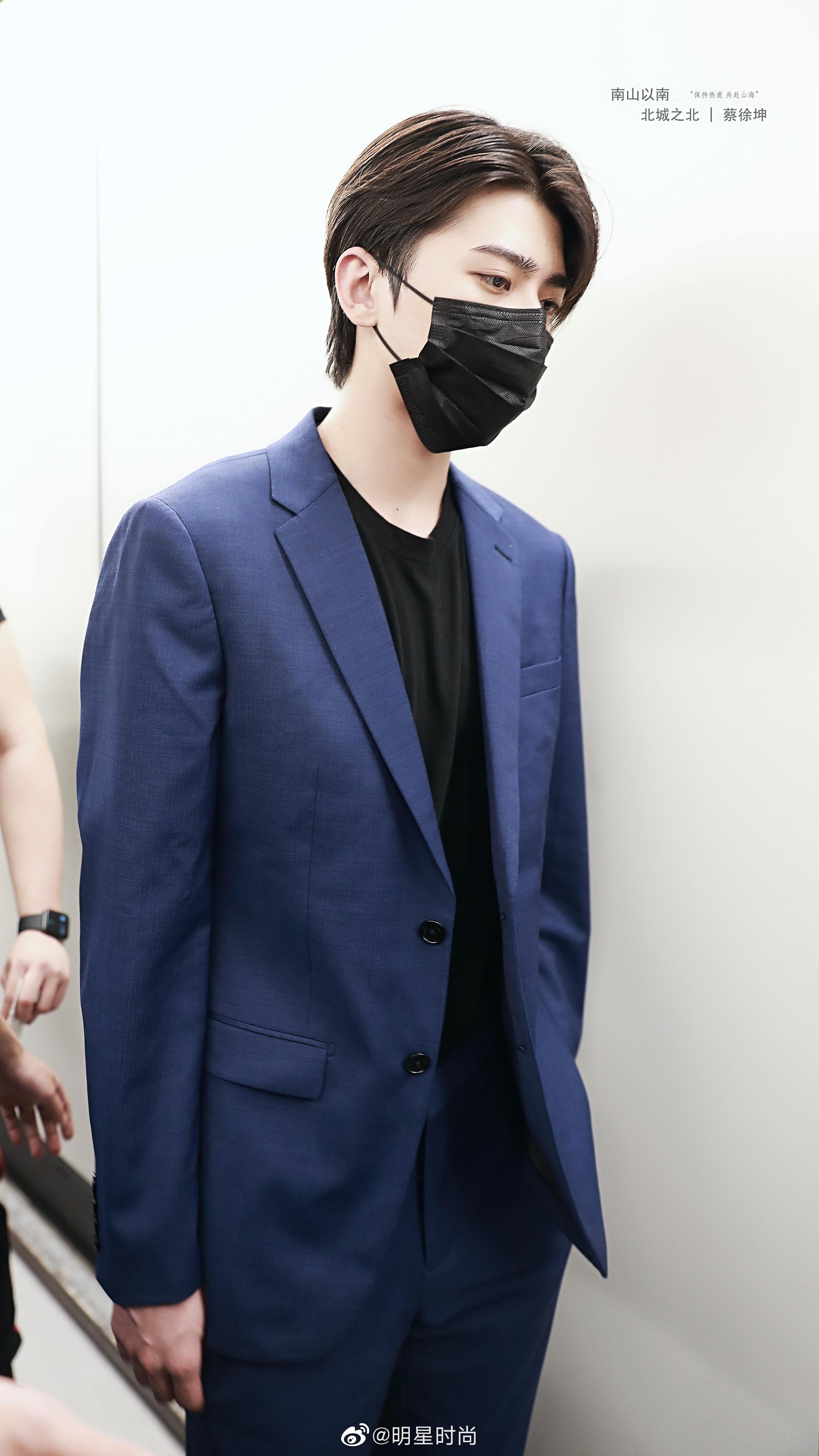 8月24日,蔡徐坤现身上海机场,一身蓝色西服绅士范十足