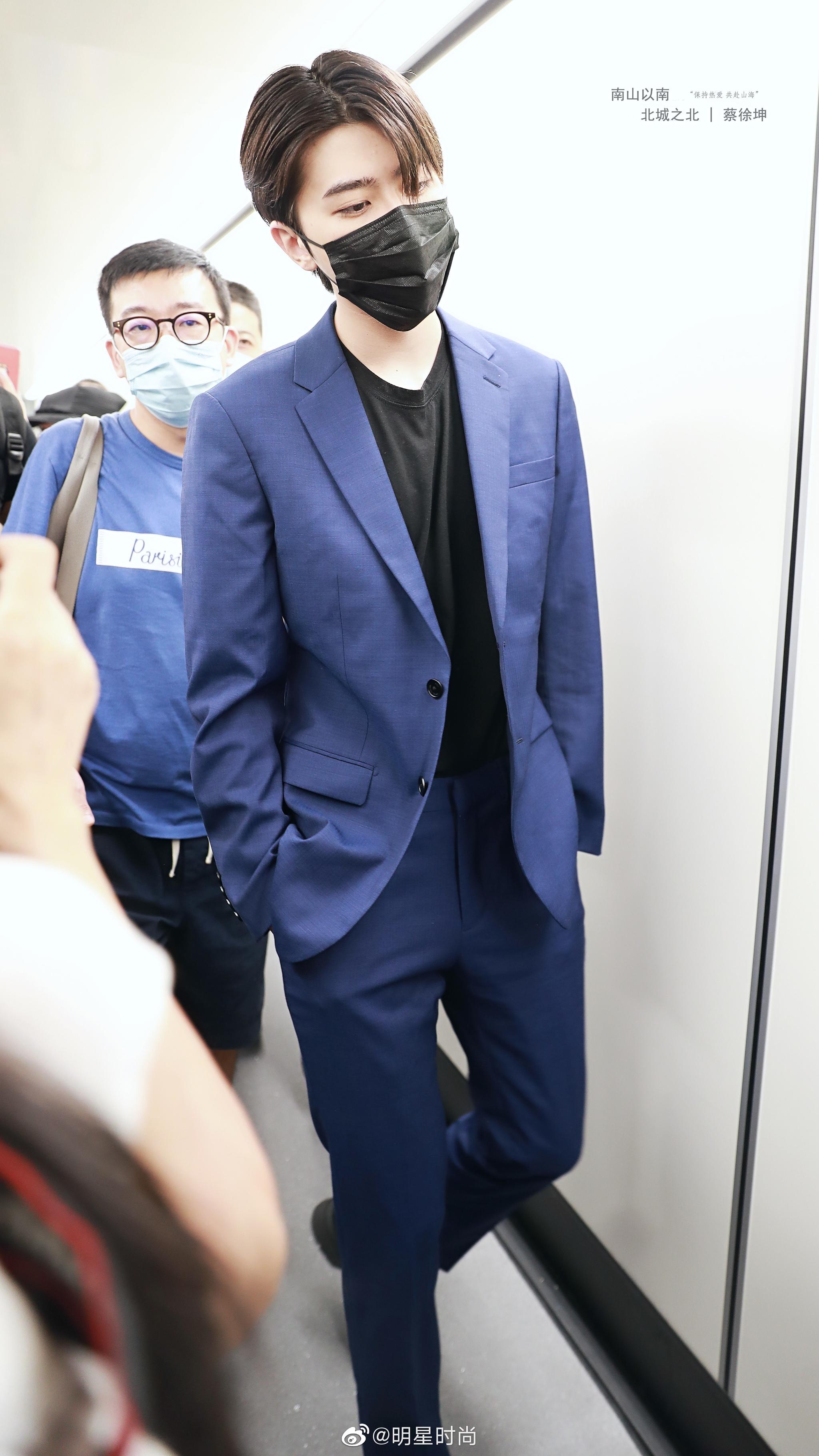 8月24日,蔡徐坤现身上海机场,一身蓝色西服绅士范十足