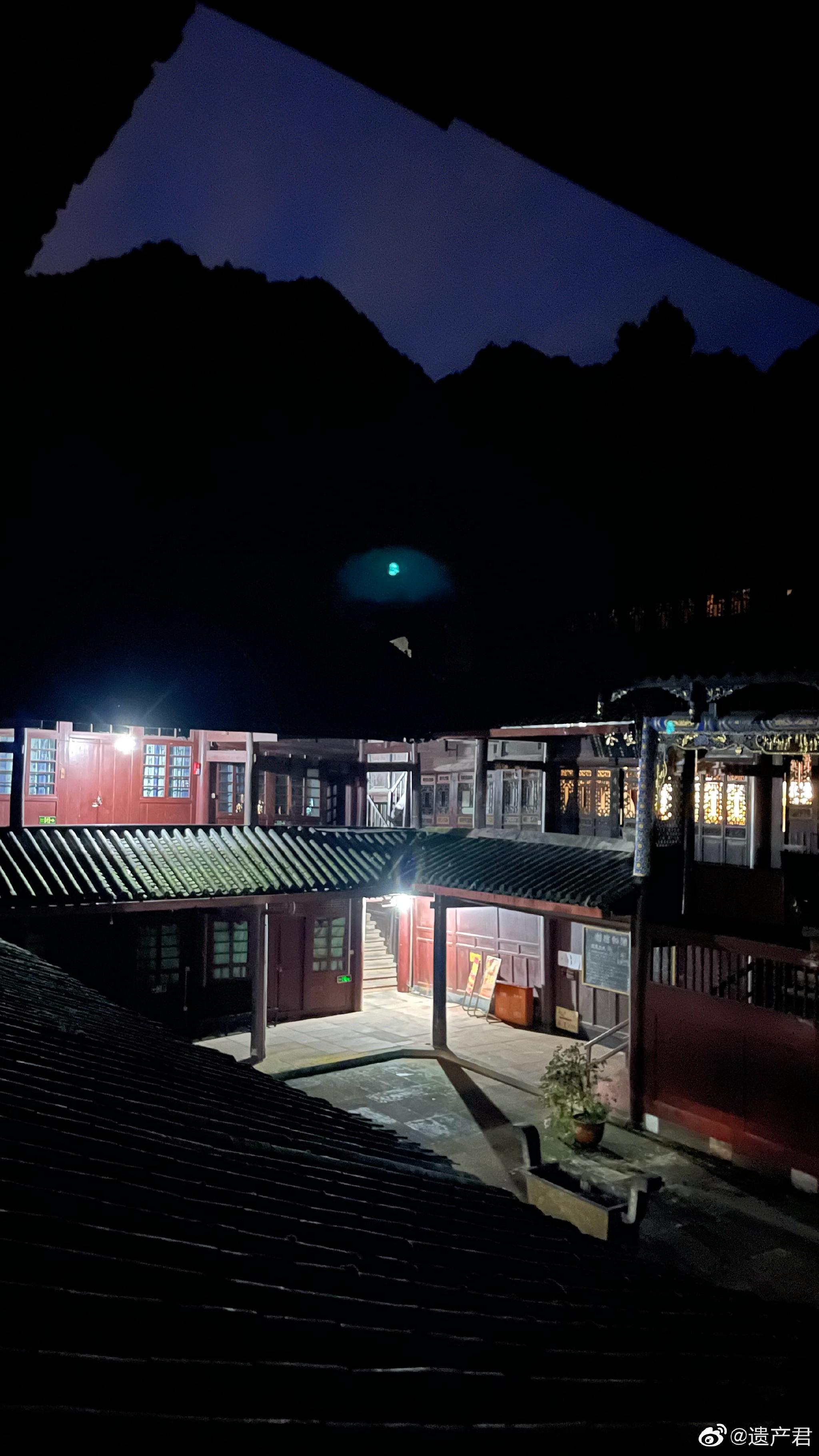 峨眉山夜色,峨眉山上分布着几十处古代的寺院……__财经头条