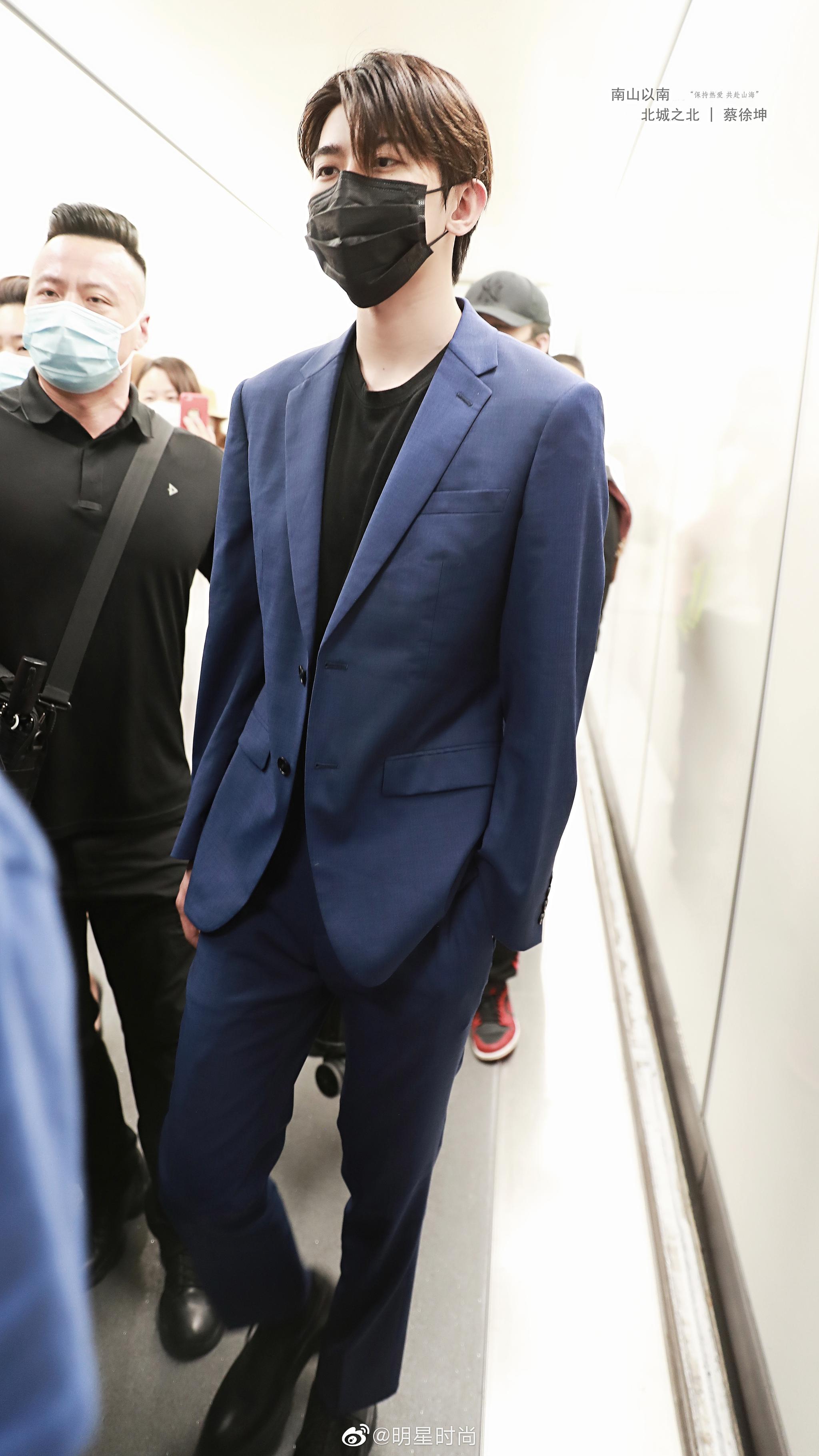 8月24日,蔡徐坤现身上海机场,一身蓝色西服绅士范十足
