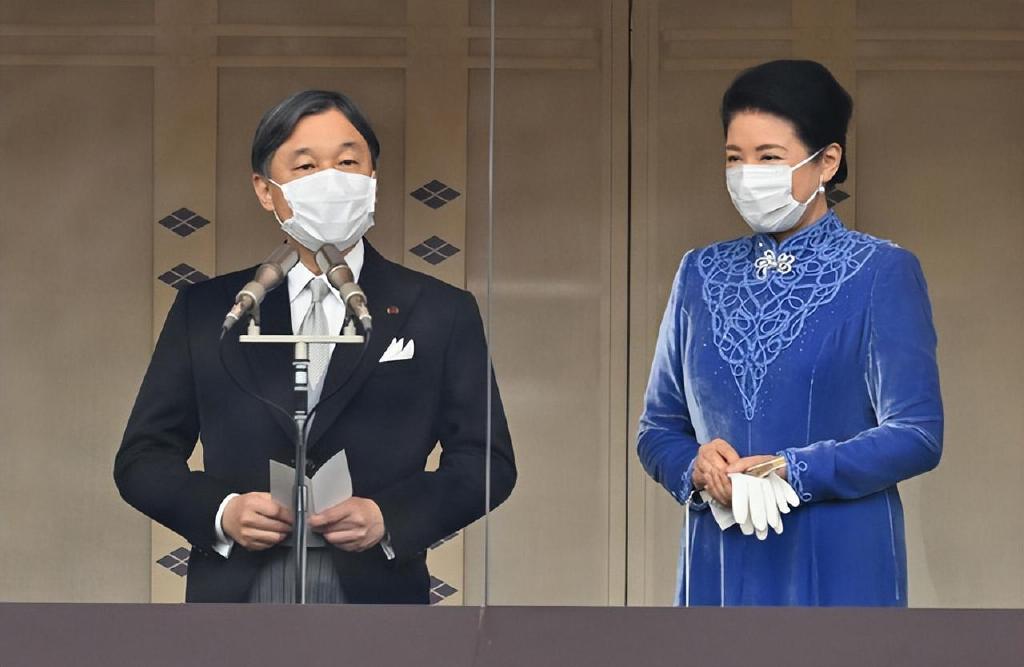 日本天皇63岁生日!皇室成员齐聚阳台亮相,21岁爱子穿粉裙美到我