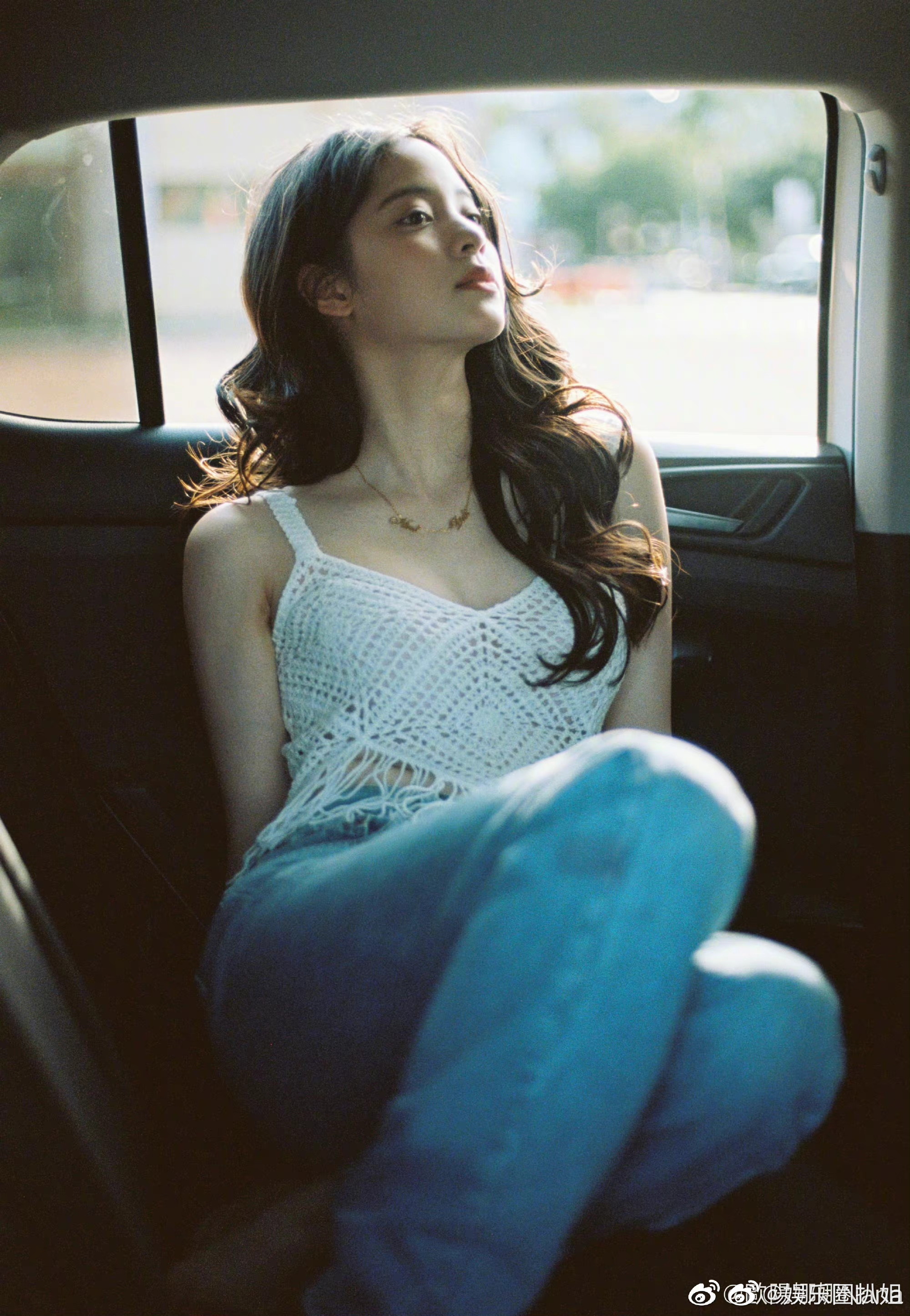 欧阳娜娜最新车窗随拍
