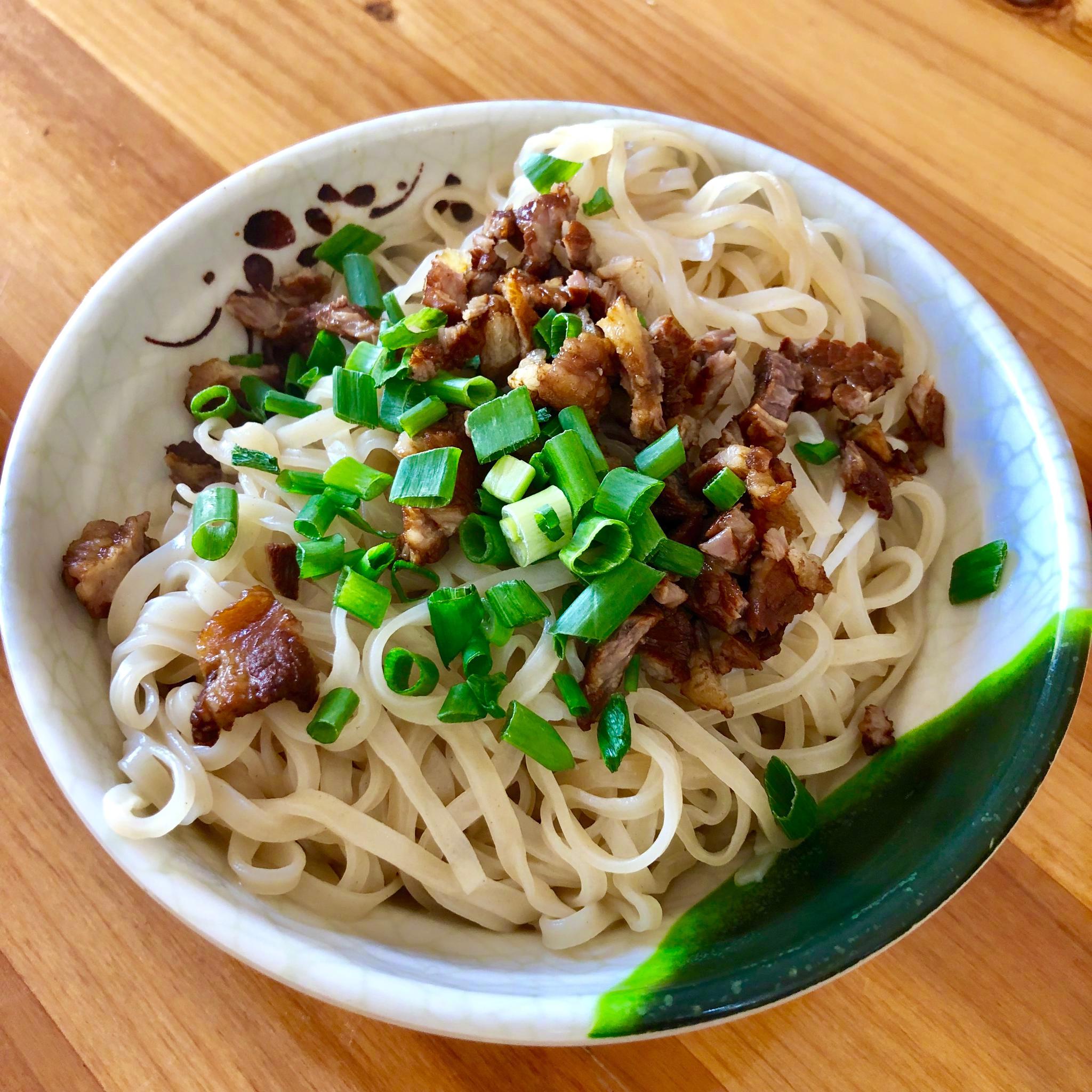 去了一家专门吃牛肉的馆子点了招牌的牛肉拌面区别于花生芝麻葱油之