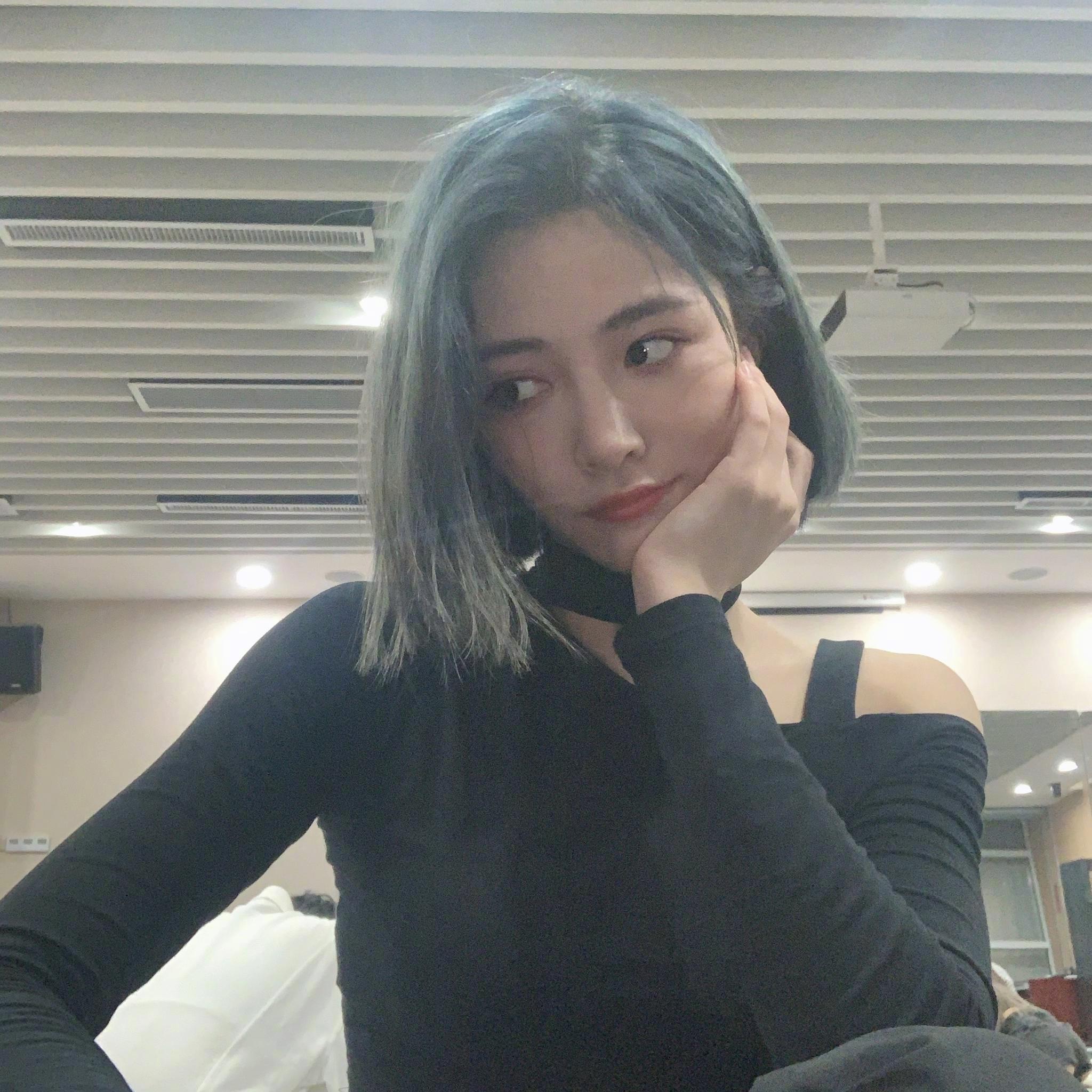 许佳琪更博是近距离自拍抚耳摸腮撑下巴