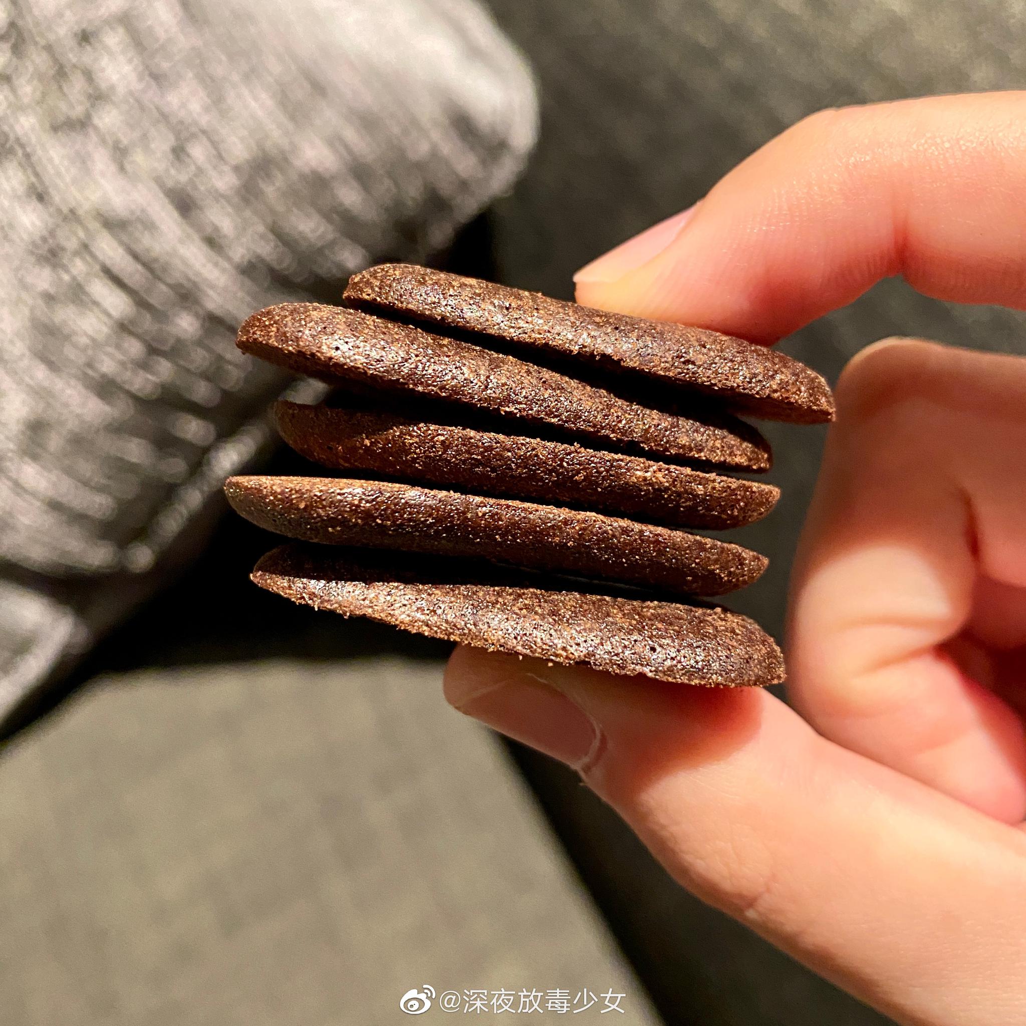 这个巧克力饼干 味道浓郁又酥脆 想吃的快来