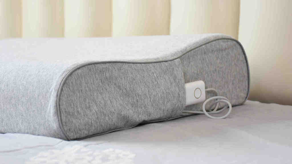 从侧边观察,枕头两侧呈弧线隆起,中间略微凹陷.