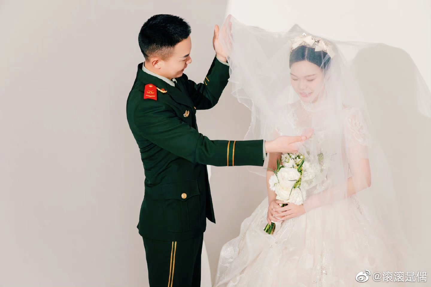 一起来甜一下当绿军装邂逅白婚纱不负祖国不负你