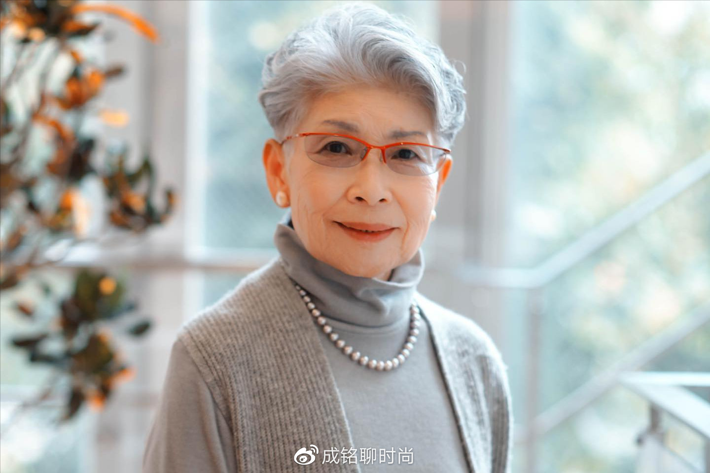 这才是老年人最美的发型,蓬松花白发更有魅力,自然卷发知性优雅__财经