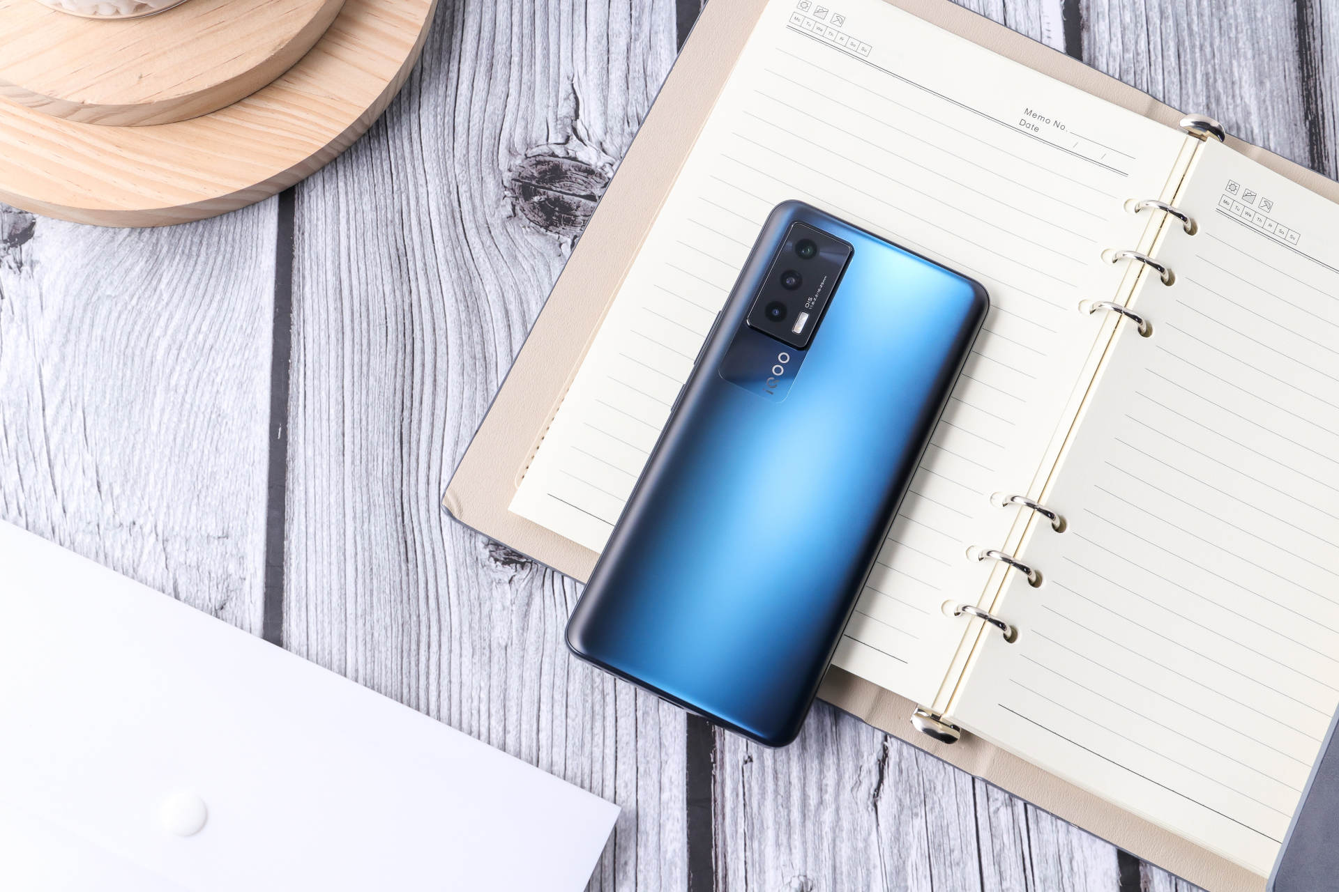 谁说游戏手机无颜值?iQOO Neo5敲开美女的心门!