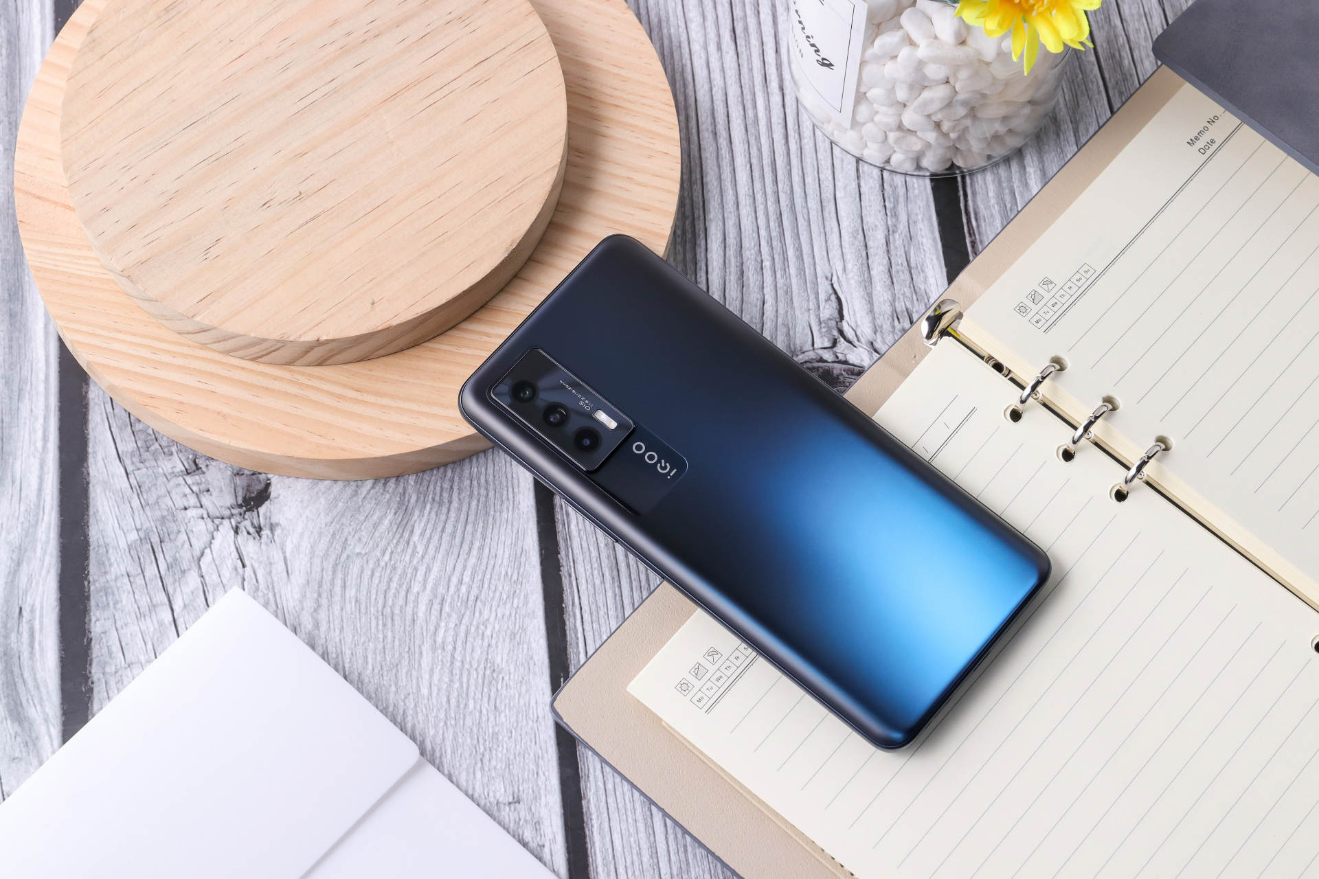 谁说游戏手机无颜值?iQOO Neo5敲开美女的心门!