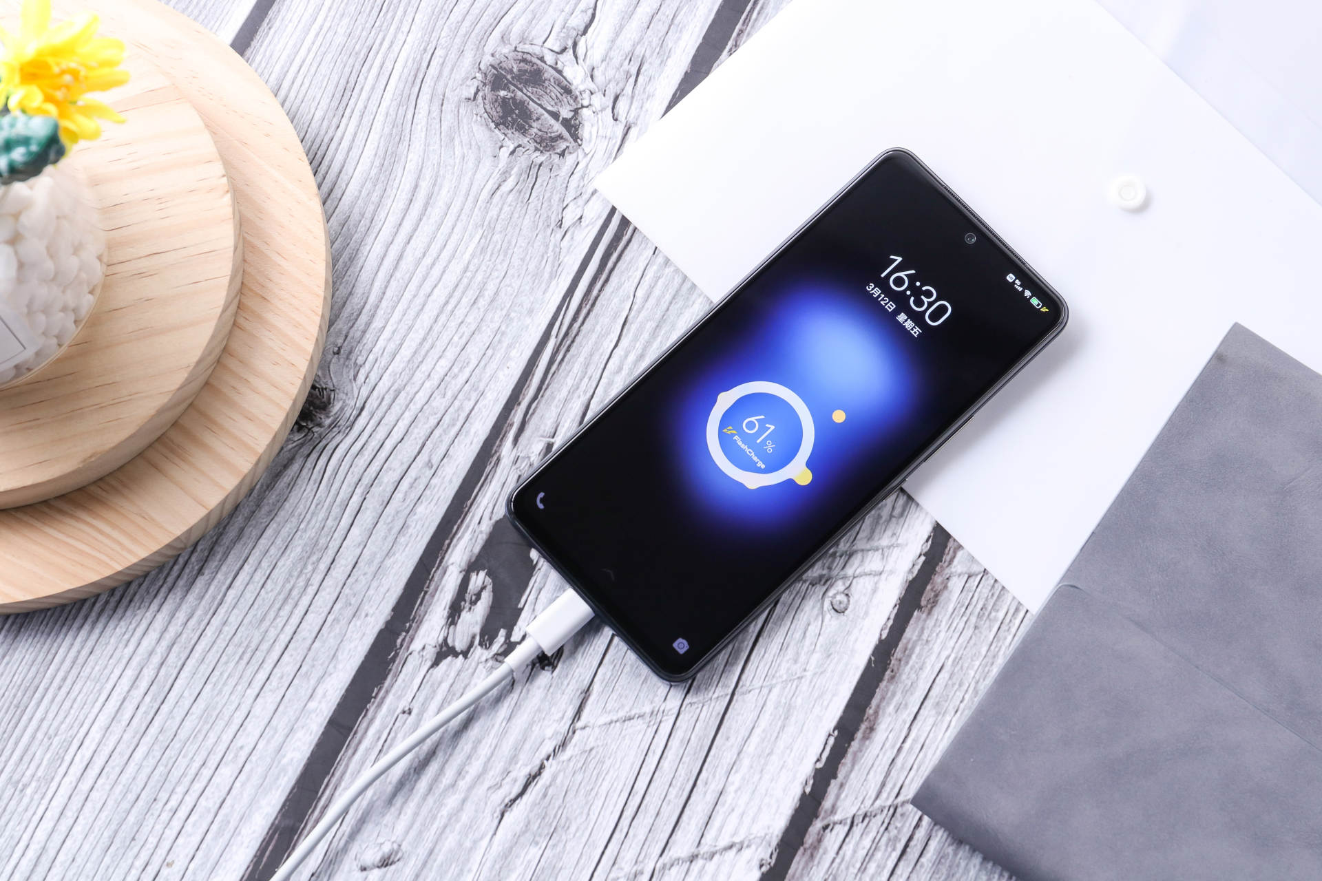 谁说游戏手机无颜值?iQOO Neo5敲开美女的心门!