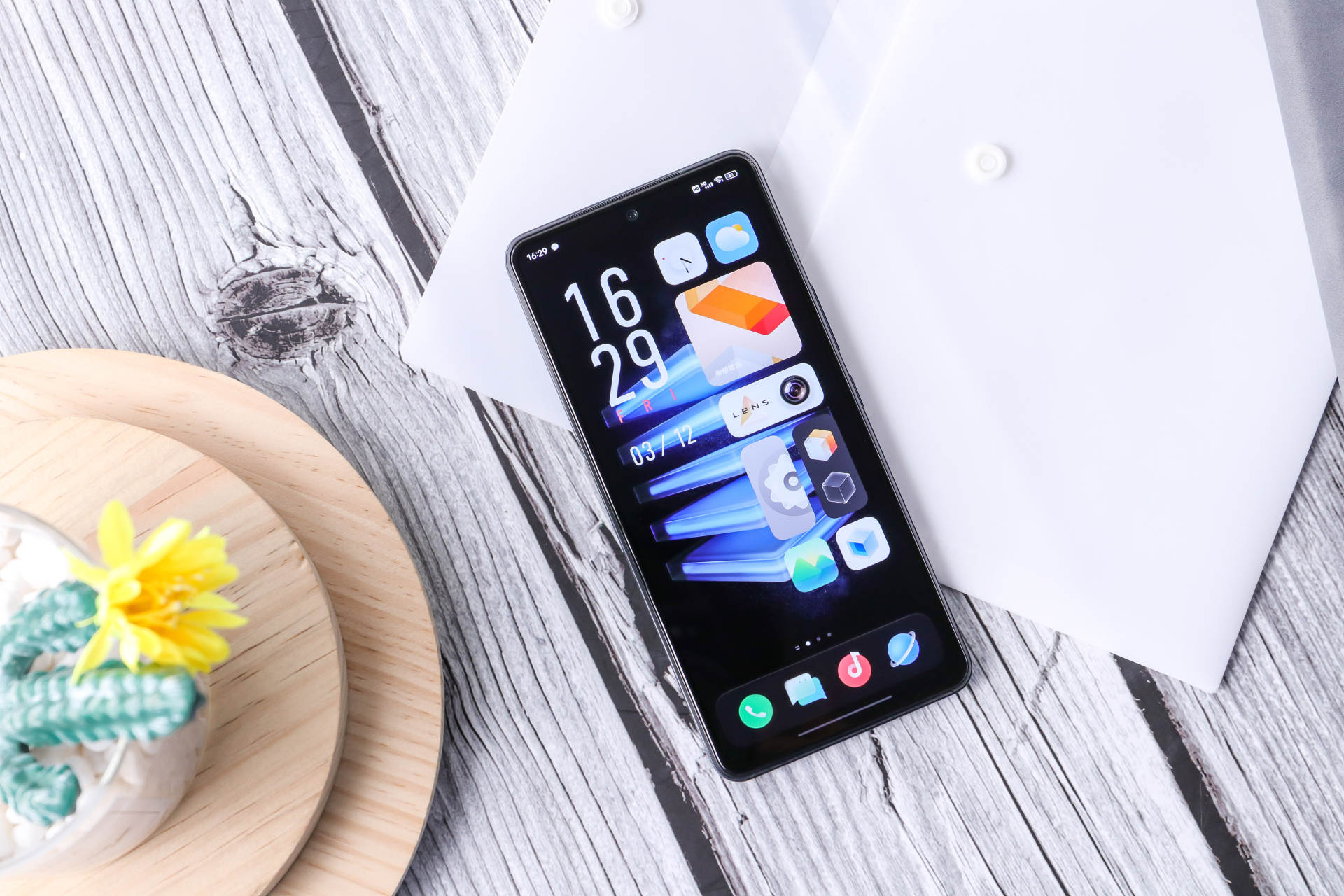 谁说游戏手机无颜值?iQOO Neo5敲开美女的心门!