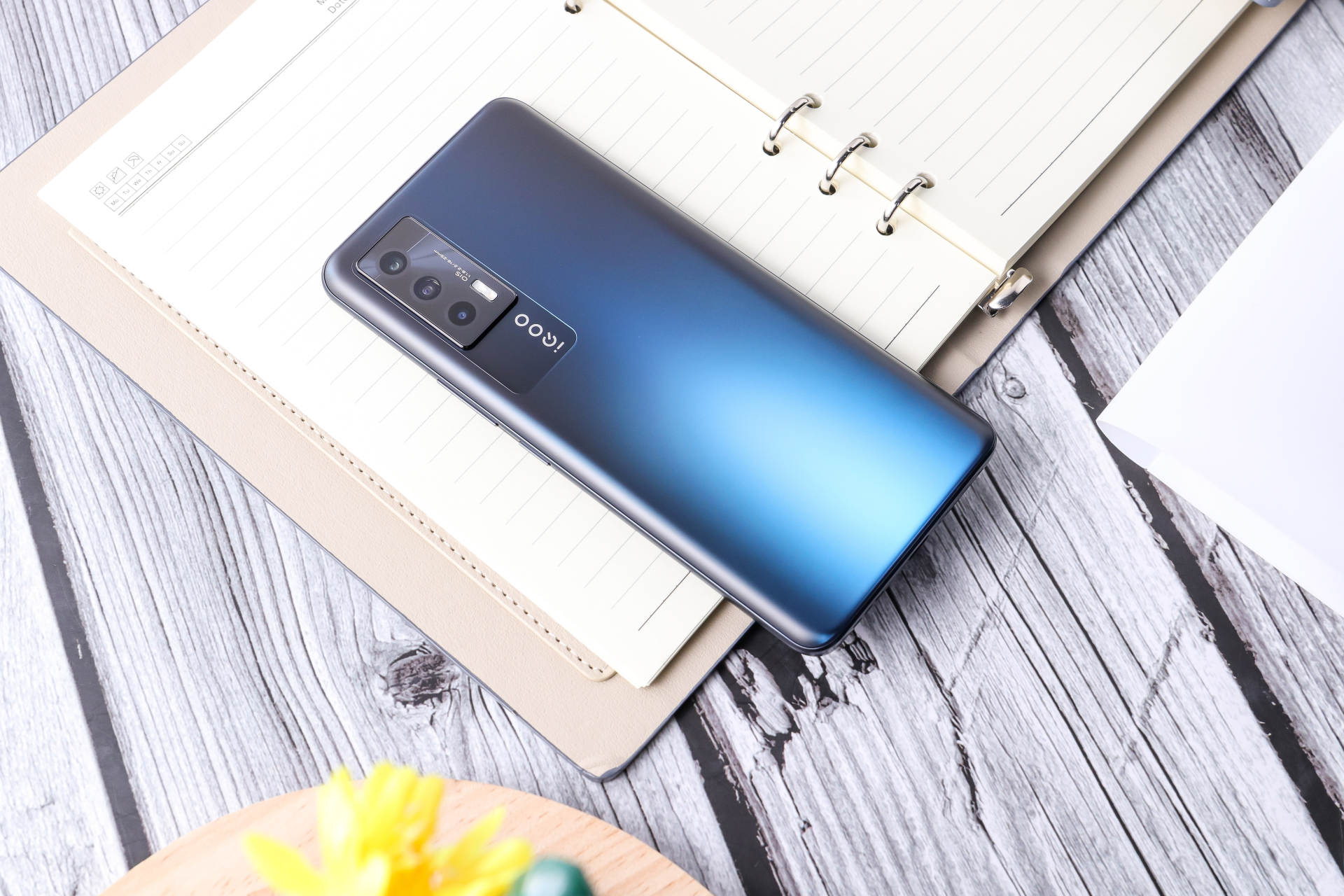 谁说游戏手机无颜值?iQOO Neo5敲开美女的心门!