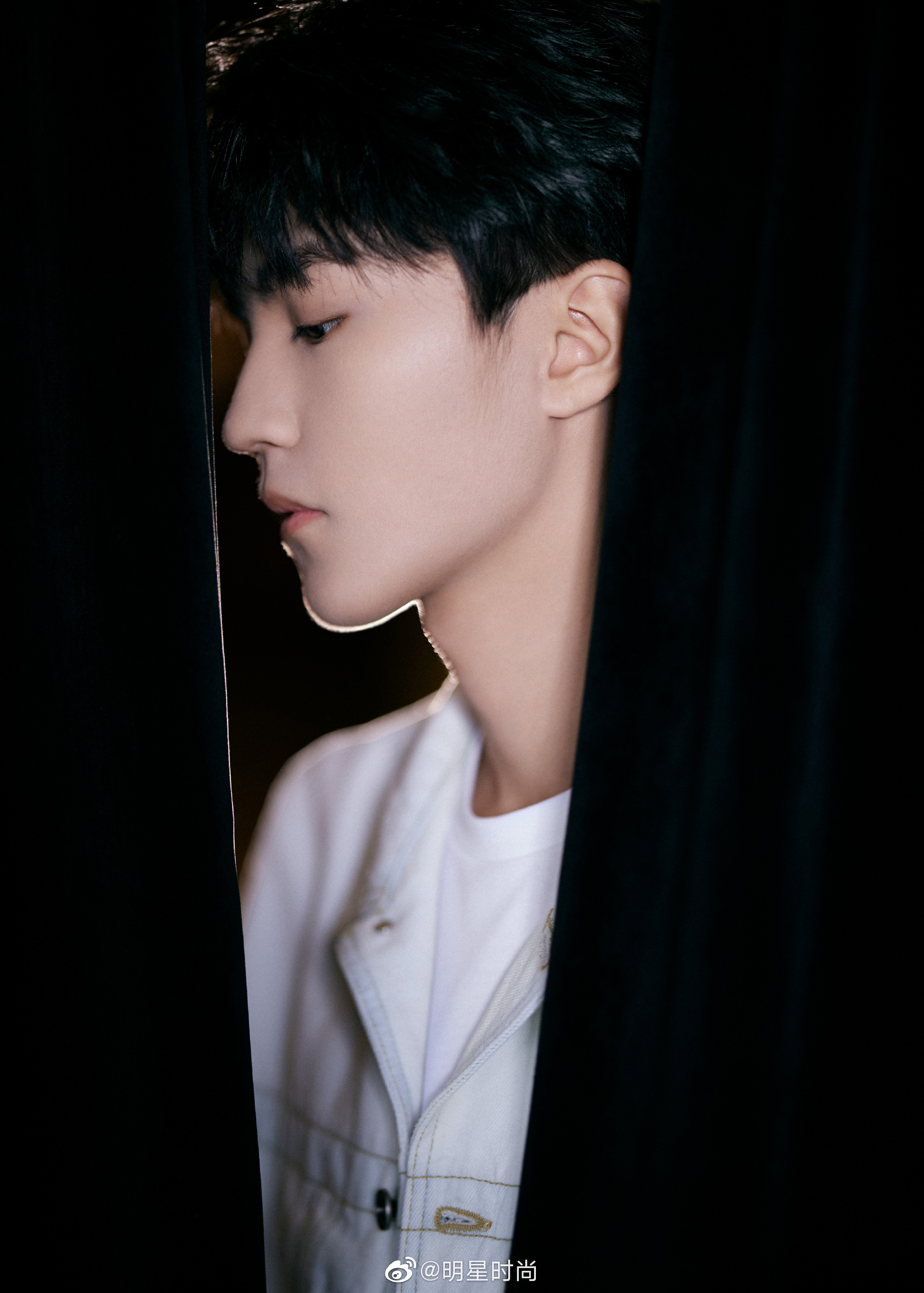 王俊凯身着一袭白衣,携春风降临,少年尽显闪耀,元气发光