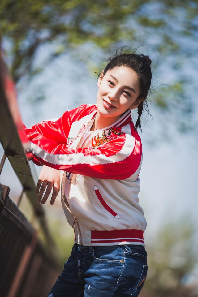 赵圆瑗真是别出心裁,红色印花运动外套配牛仔裤,时髦洋气又减龄