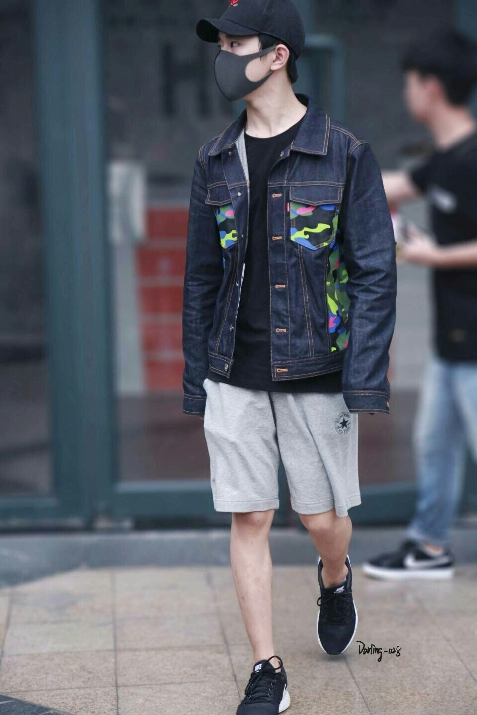 现在三个人拍摄腿毛的照片都凑齐了,三小只真是有默契,连拍照都好像