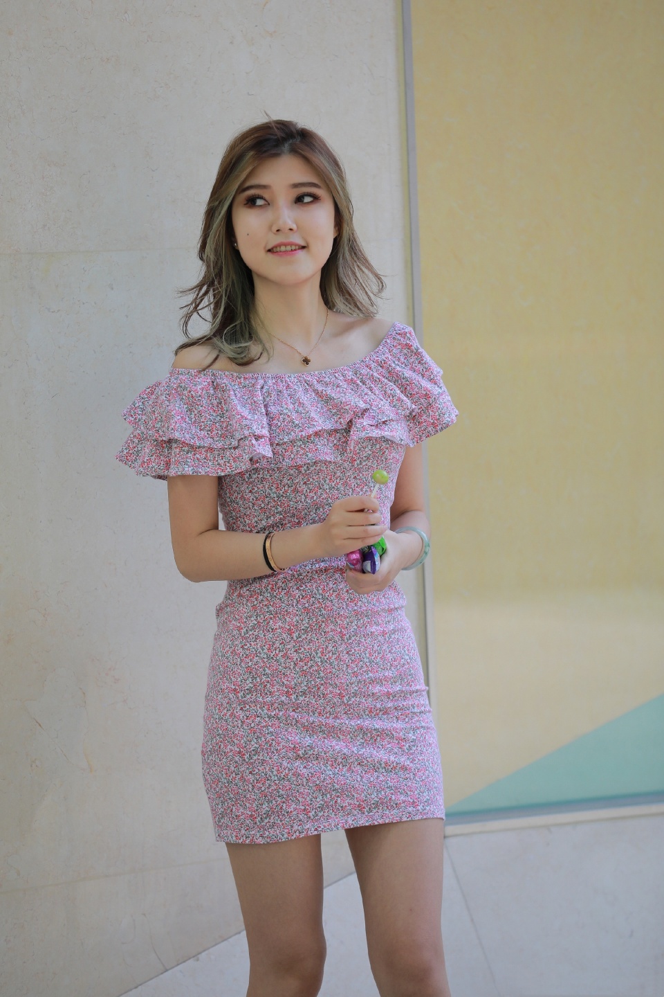 夏天就穿一字肩碎花连衣裙搭配高跟鞋清新动人尽显迷人气质