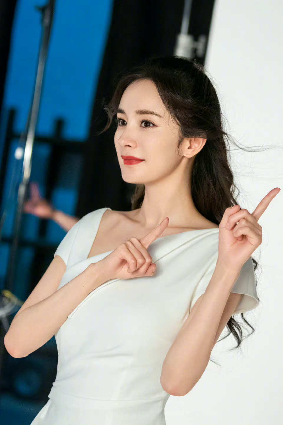 杨幂拍摄花絮掉落姐姐好美有那种温柔的气质