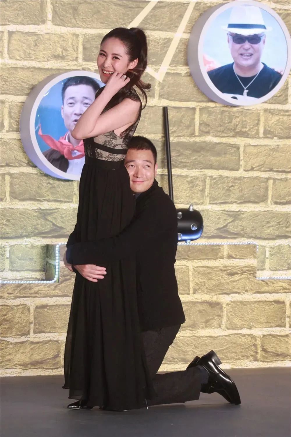 不只是对王澜霏上下其手,关键是之后拍照的时候,还整个人把脸扑在她的