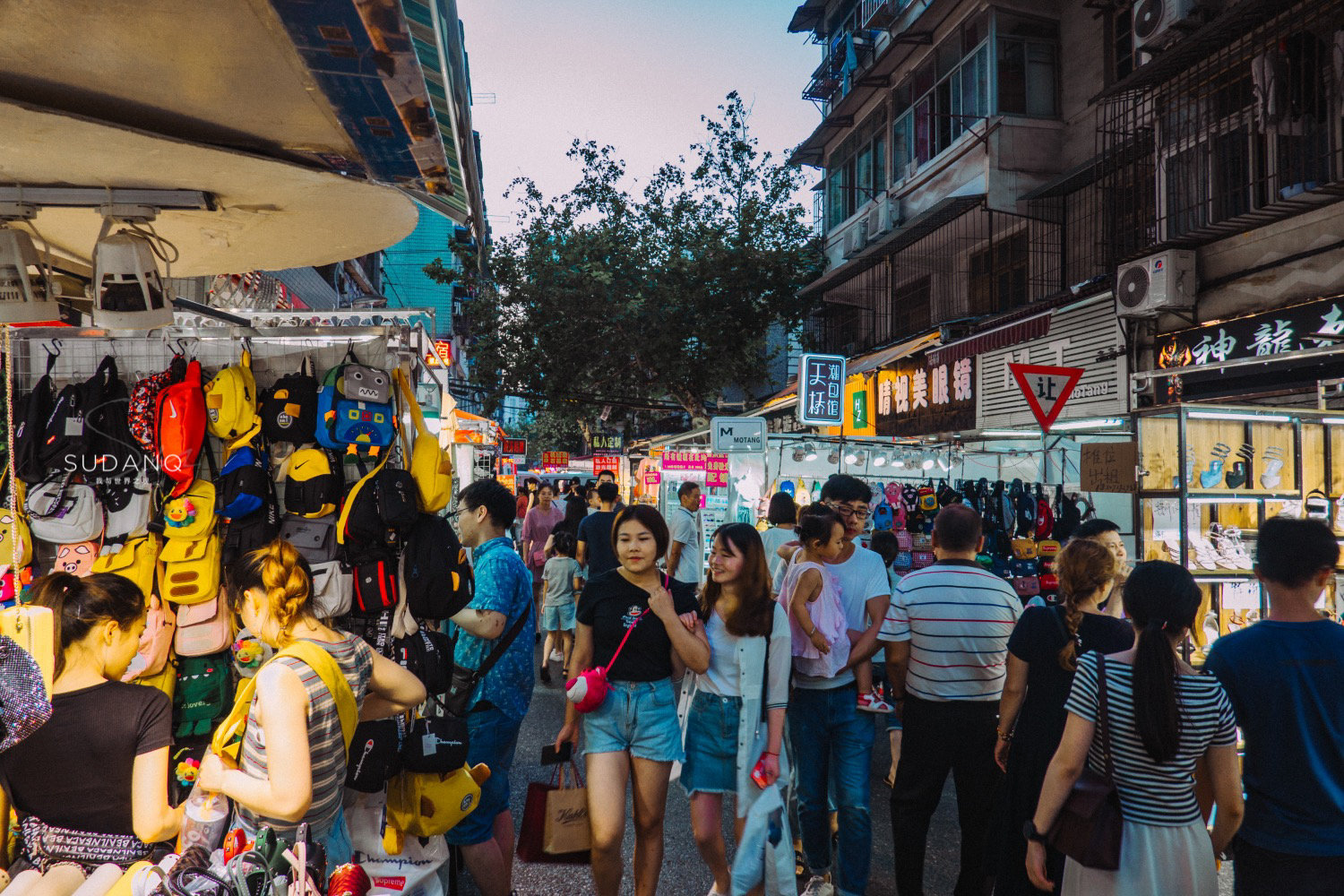 实拍夜市:它是武汉规模最大的夜市,人间烟火实为朝气蓬勃|吉庆街_新浪