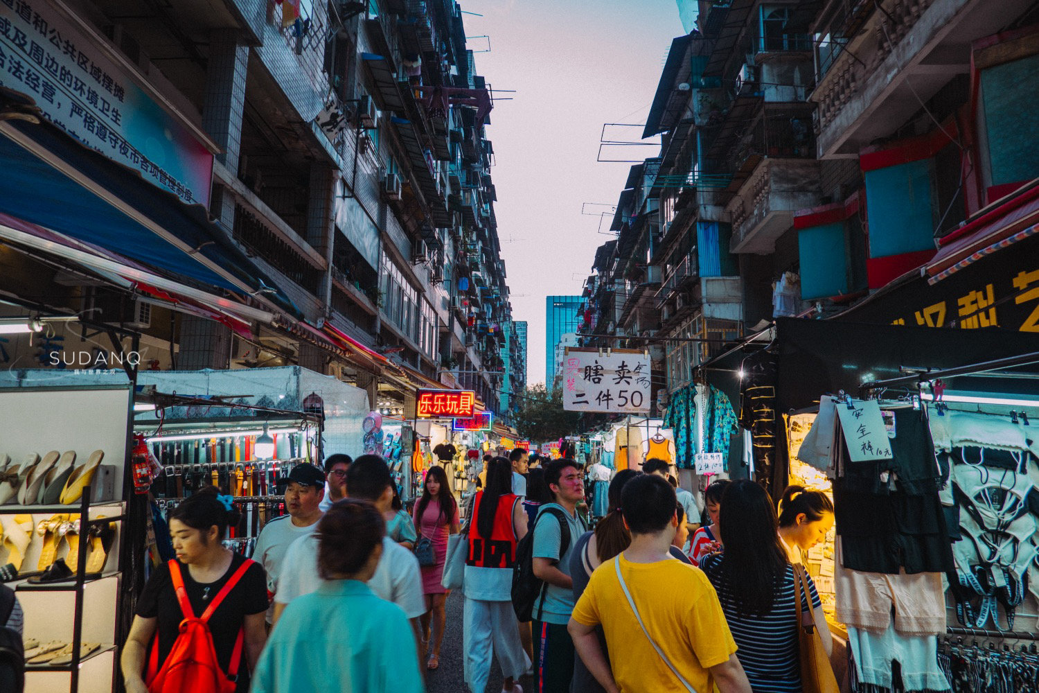实拍夜市:它是武汉规模最大的夜市,人间烟火实为朝气蓬勃|吉庆街_新浪