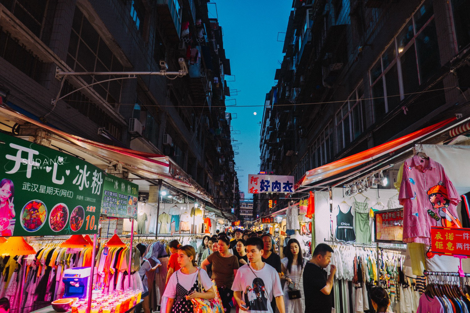 实拍夜市:它是武汉规模最大的夜市,人间烟火实为朝气蓬勃|吉庆街_新浪