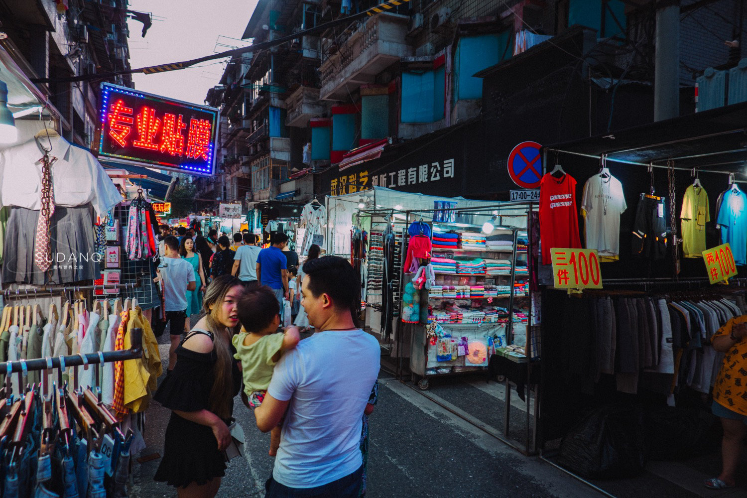 实拍夜市:它是武汉规模最大的夜市,人间烟火实为朝气蓬勃|吉庆街_新浪
