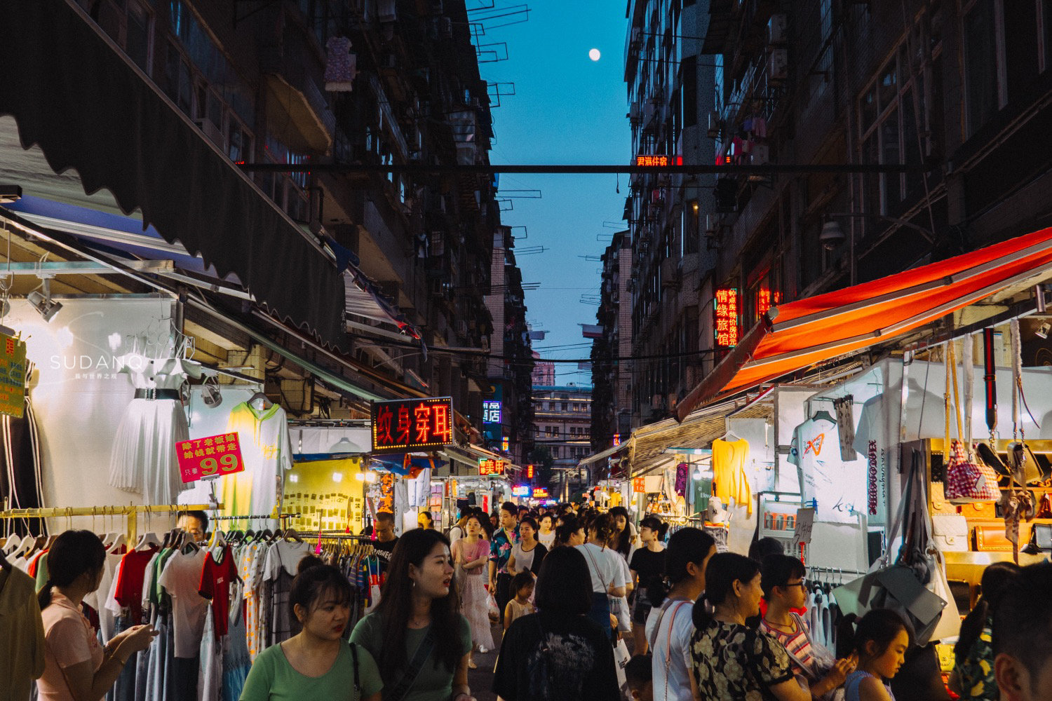 实拍夜市:它是武汉规模最大的夜市,人间烟火实为朝气蓬勃|吉庆街_新浪