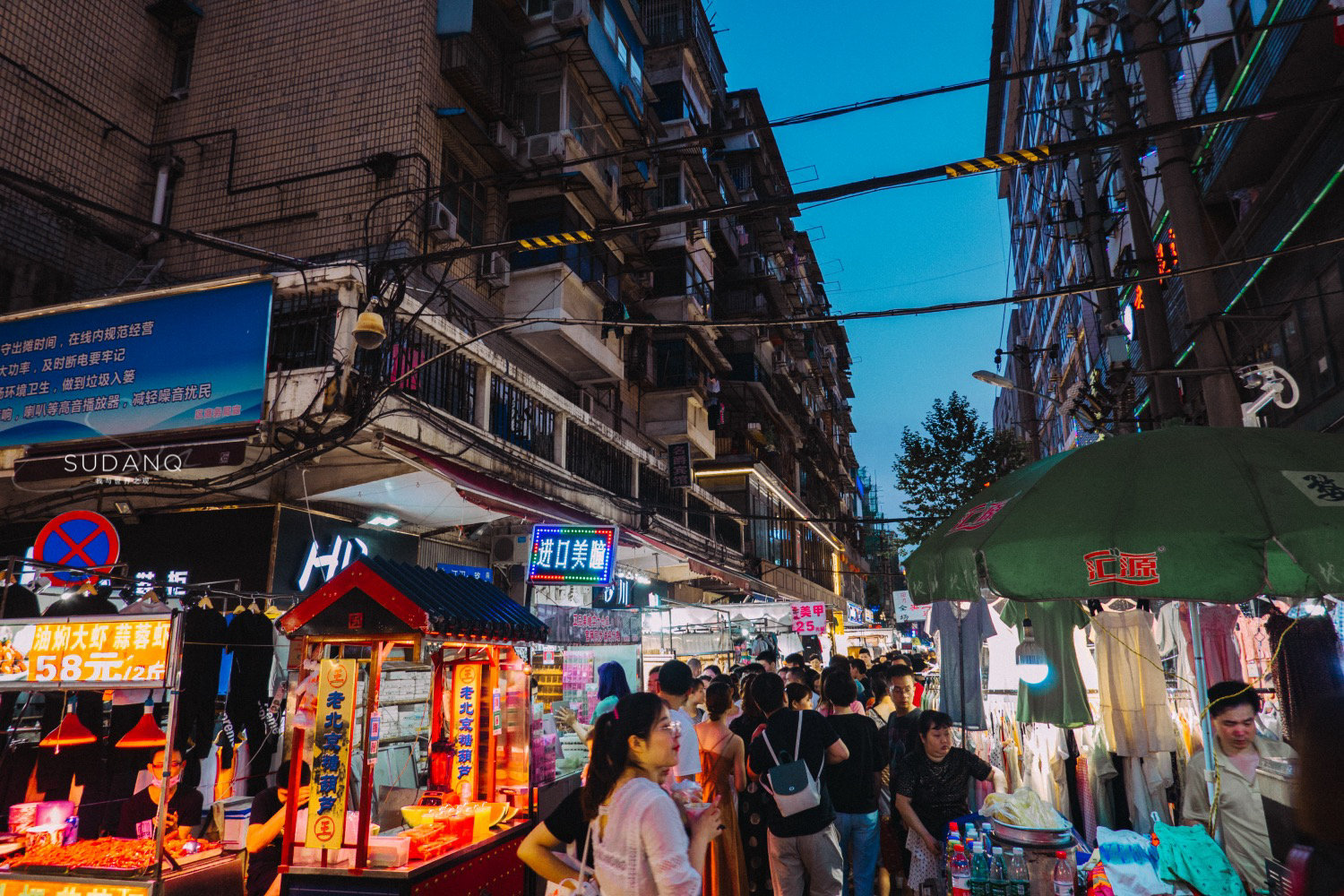 实拍夜市:它是武汉规模最大的夜市,人间烟火实为朝气蓬勃|吉庆街_新浪